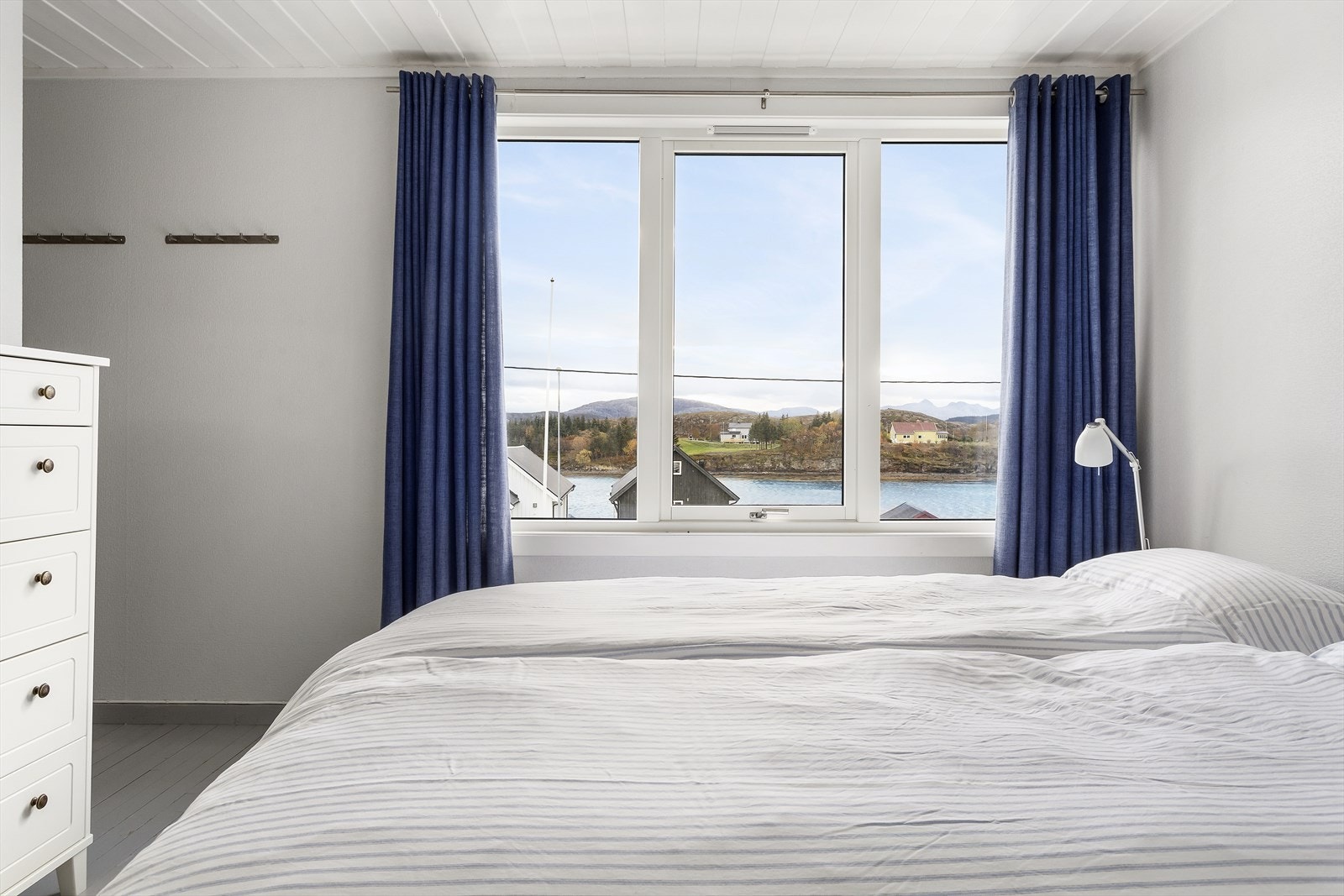 Alle rommene i boligen har utstrakte vindusflater som gir rommene godt med lysinnslipp, og ikke minst et godt utsyn til sjøen og omkringliggende bebyggelse. Galleribilde