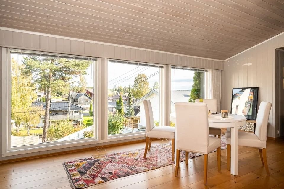 Det er en hyggelig utsikt fra de store vindusflatene. Galleribilde