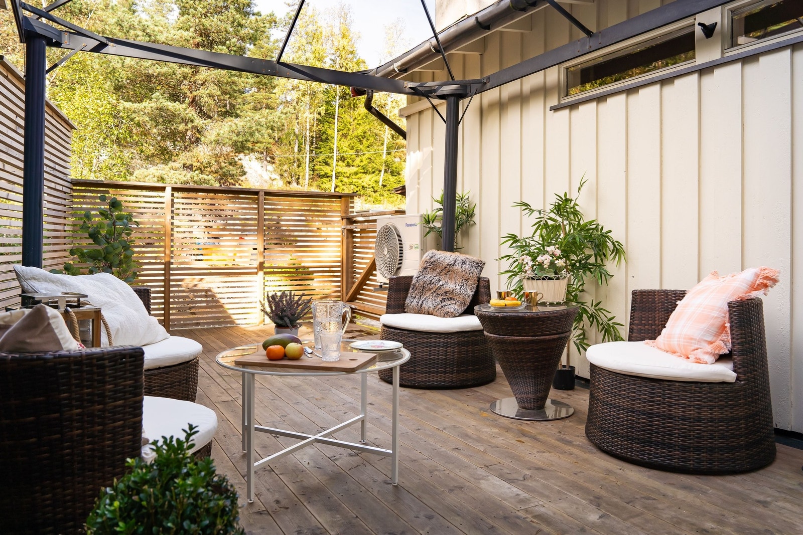 Det er god plass for grilling og lekeplass for barn. Her kan du invitere over venner og familie til en hyggelig middag. Galleribilde