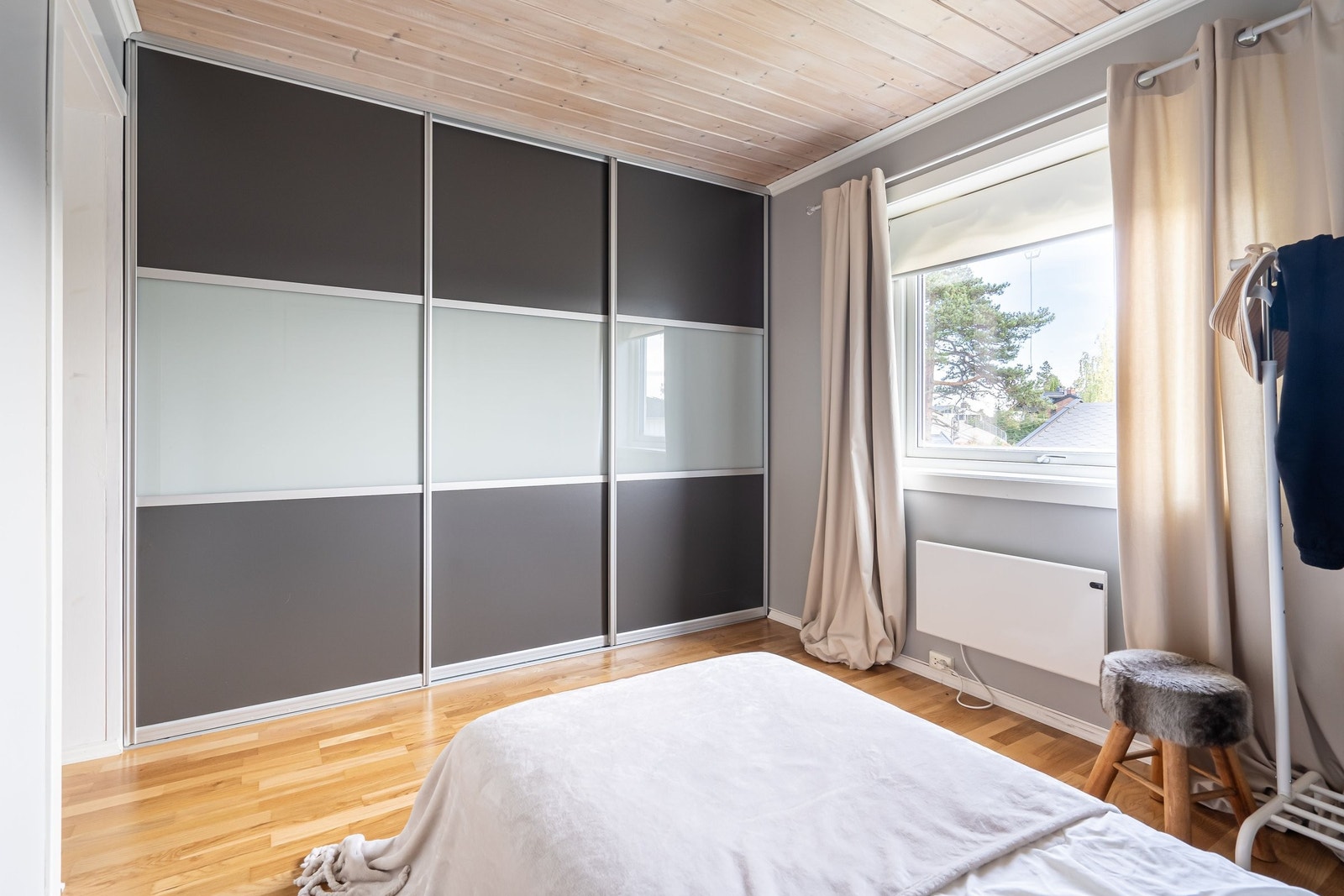 Her er det en stor skyvedørsgarderobe. Galleribilde