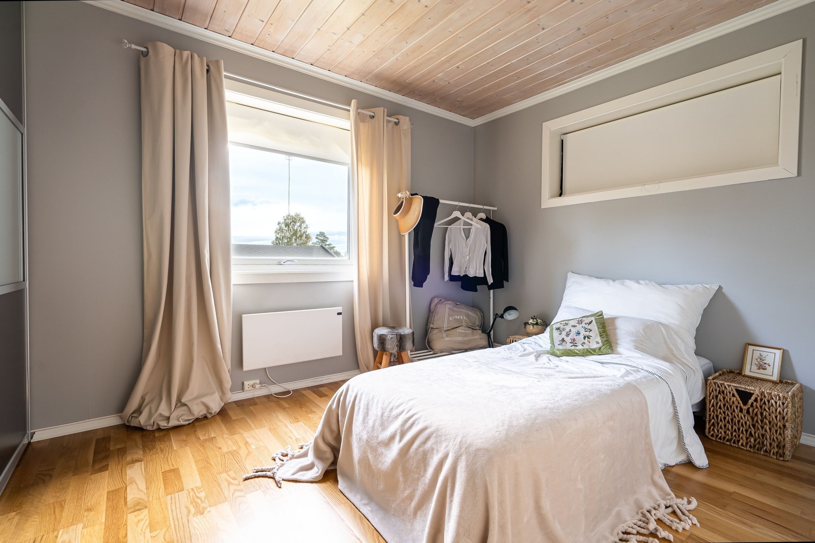 Boligen har tre gode soverom med plass for dobbeltseng og garderobe.
Soverom 1 har to vinduer og kan møbleres med en dobbeltseng. Galleribilde