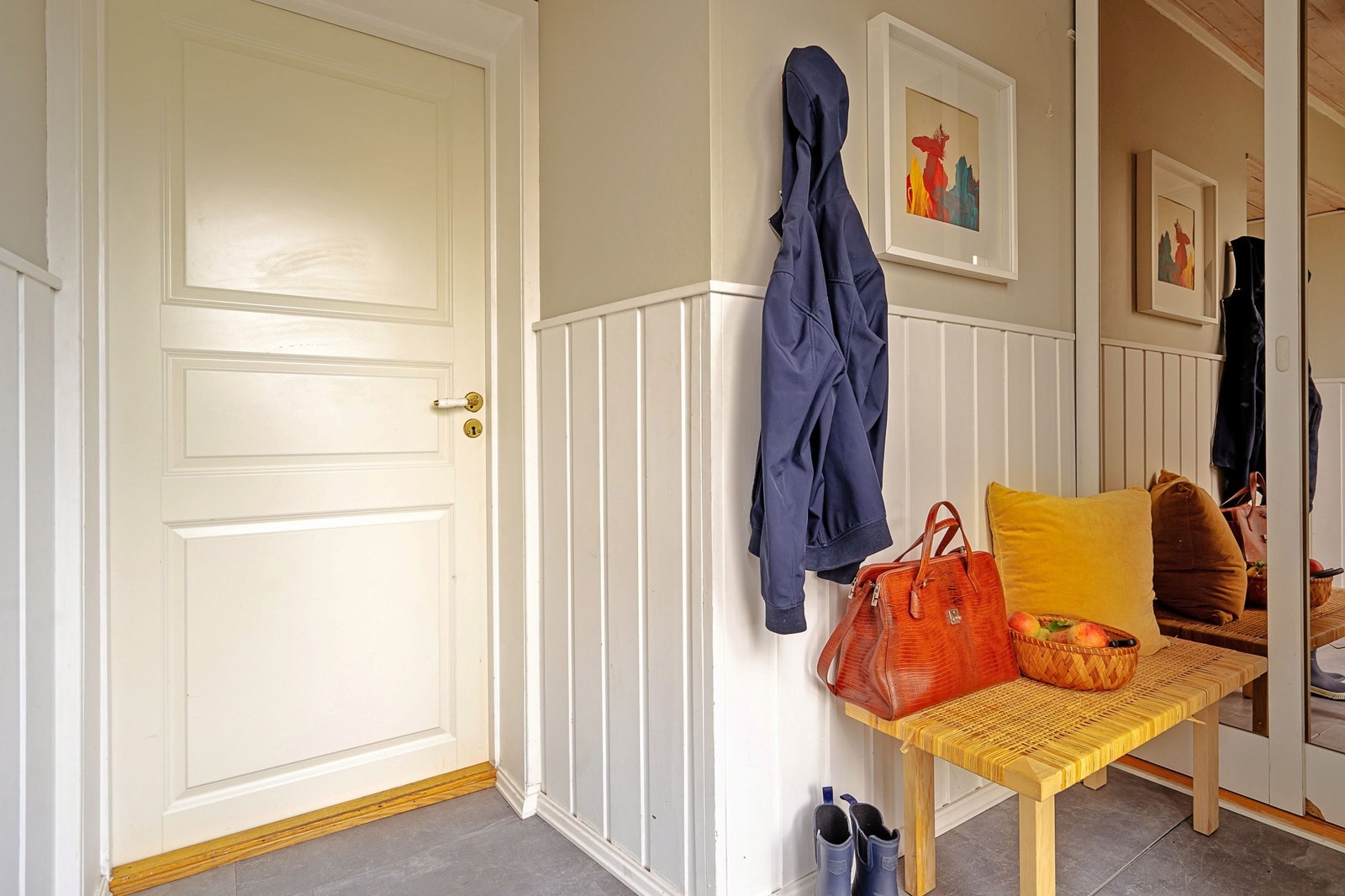 Det er en bod/garderobe på høyre side av inngangen med god plass til oppbevaring. Galleribilde