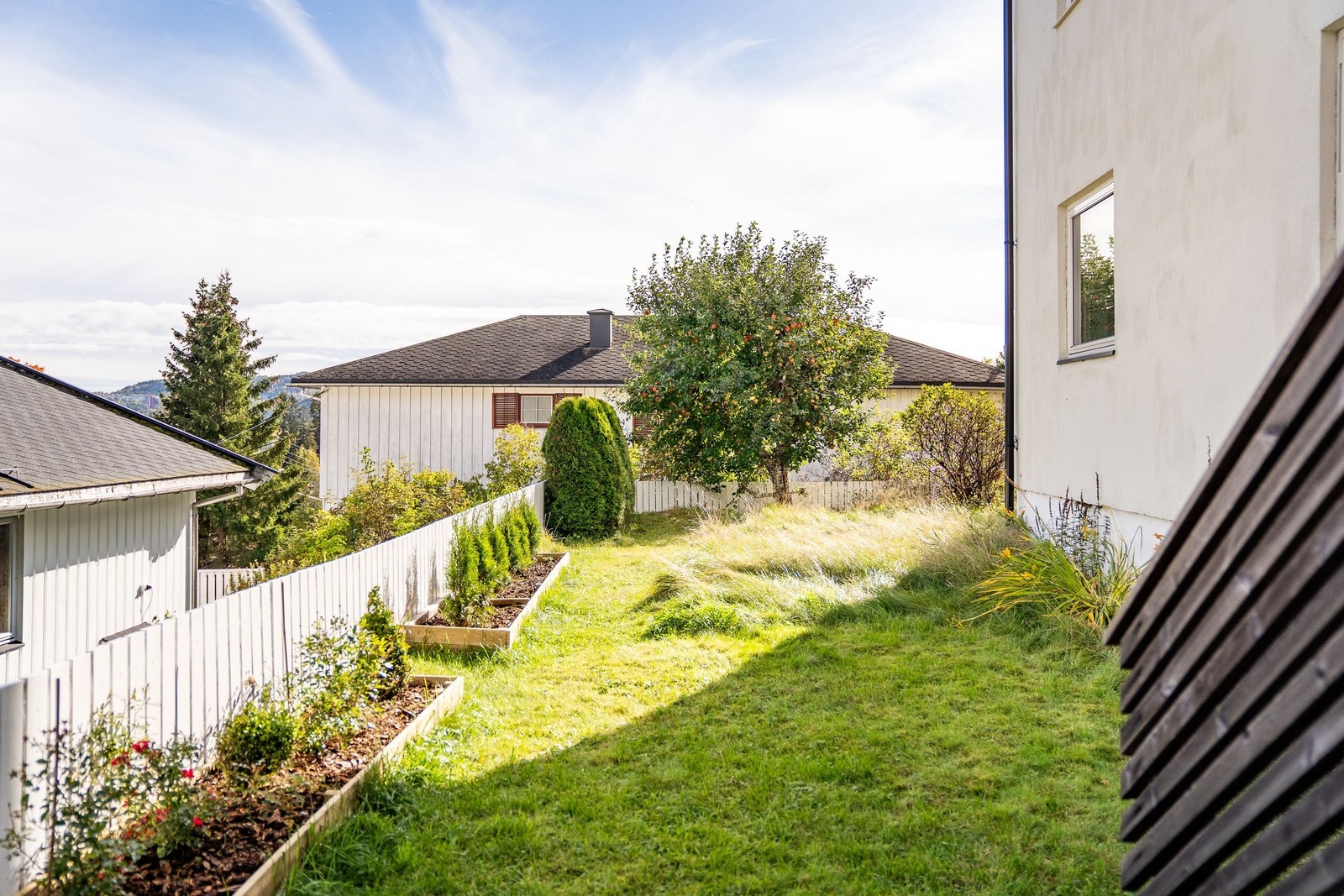 Det er muntlig avtale mellom seksjonseierne at de disponerer hver sin separat hagedel. Det er gode muligheter for møblering i hagen, med blant annet trampoline og grillområde for familien. Galleribilde