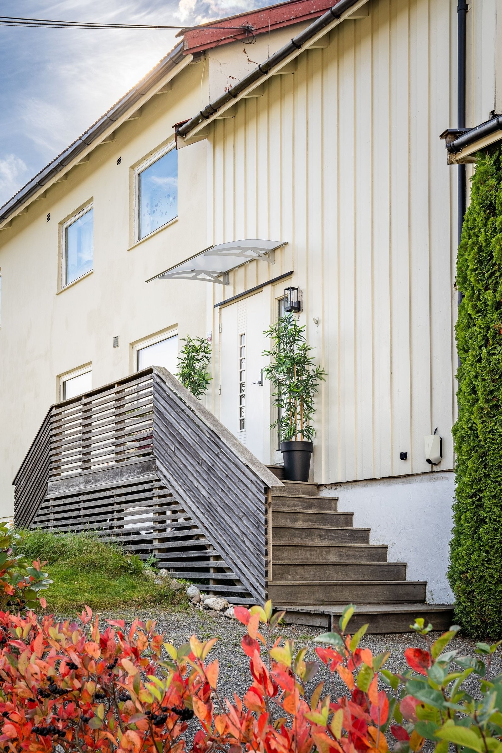 Den uavhengige inngangen har nytt regntak og gir tilgang til hagen. Galleribilde