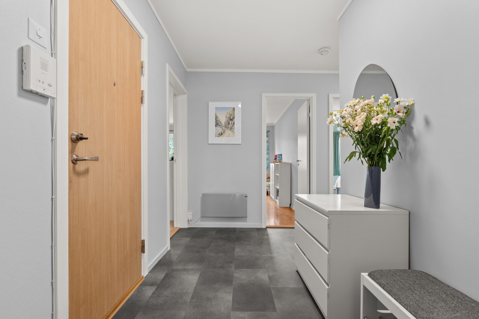 Leiligheten er innholdsrik består av gang, stue, kjøkken, bad, wc, omkledningsrom og tre soverom. Galleribilde