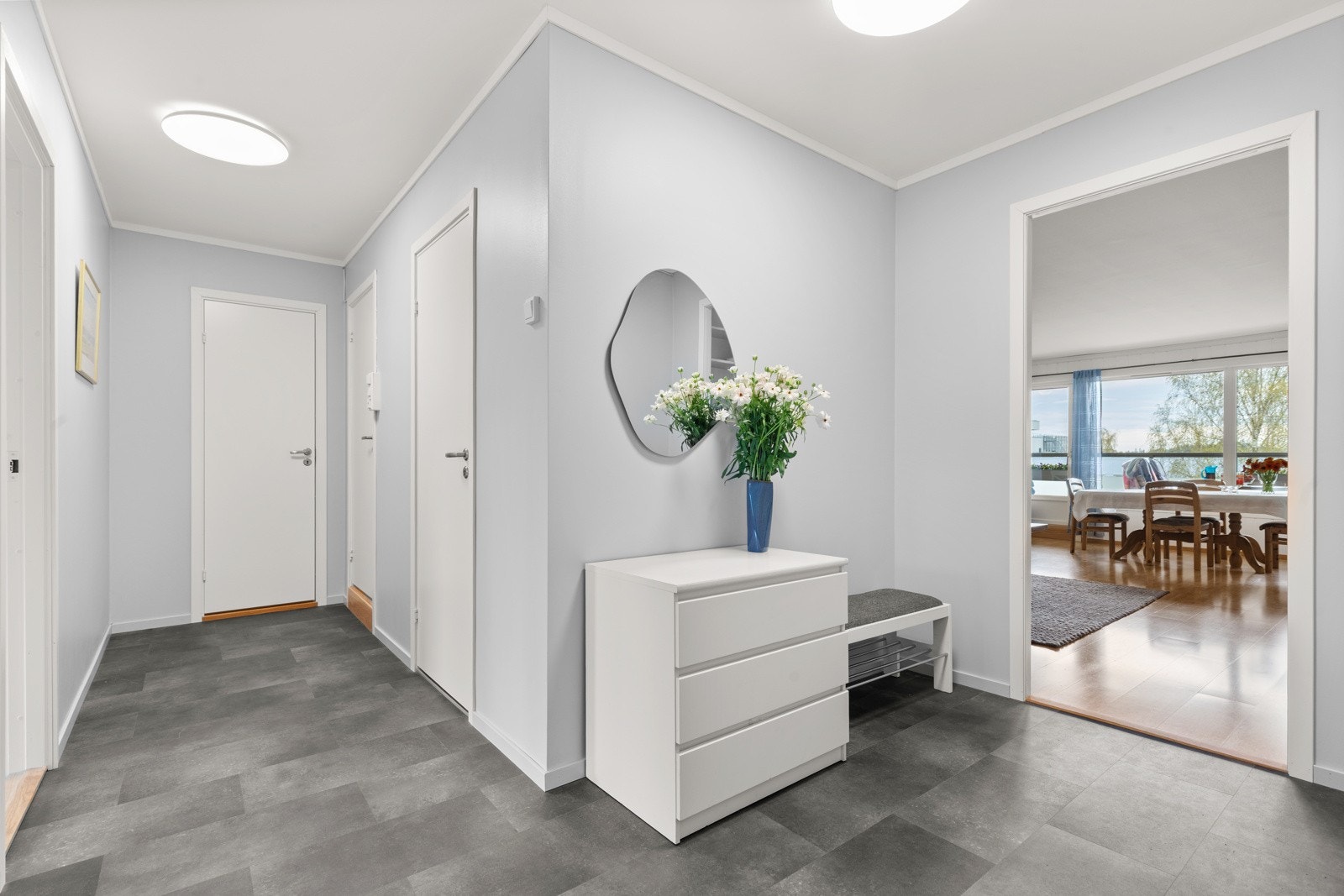 Velkommen inn! lys og romslig gang. Her har man god plass til garderobeløsning, veggoppheng for yttertøy og øvrig ønsket møblement. Galleribilde