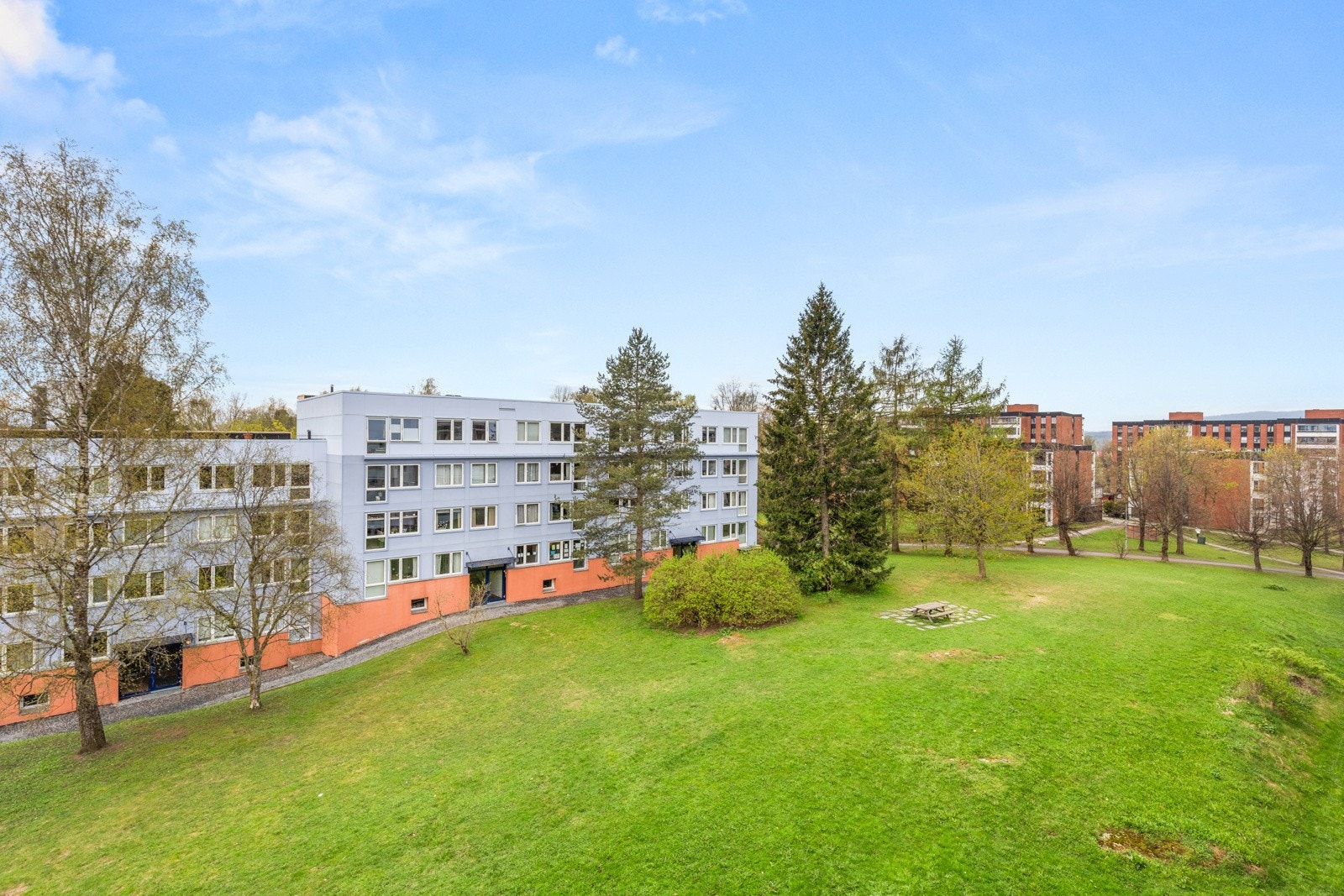 Fantastiske utsiktsforhold ut mot borettslagets hyggelige friarealer! Galleribilde