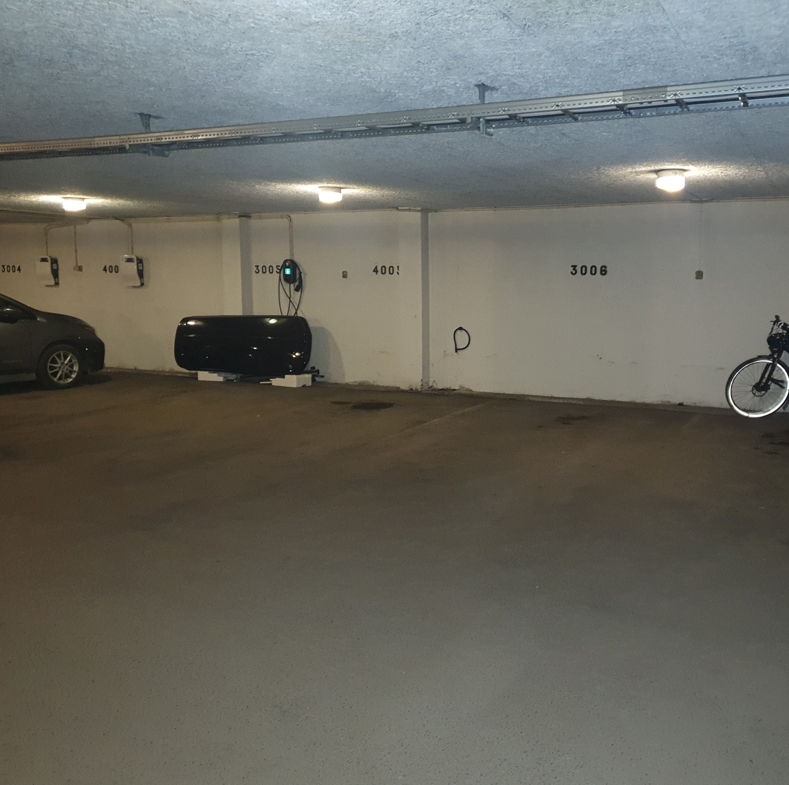Umiddelbar nærhet til egen garasjeplass i kjelleretasje med trapp ned fra leiligheten. Mulighet for å etablere elbillader. Galleribilde