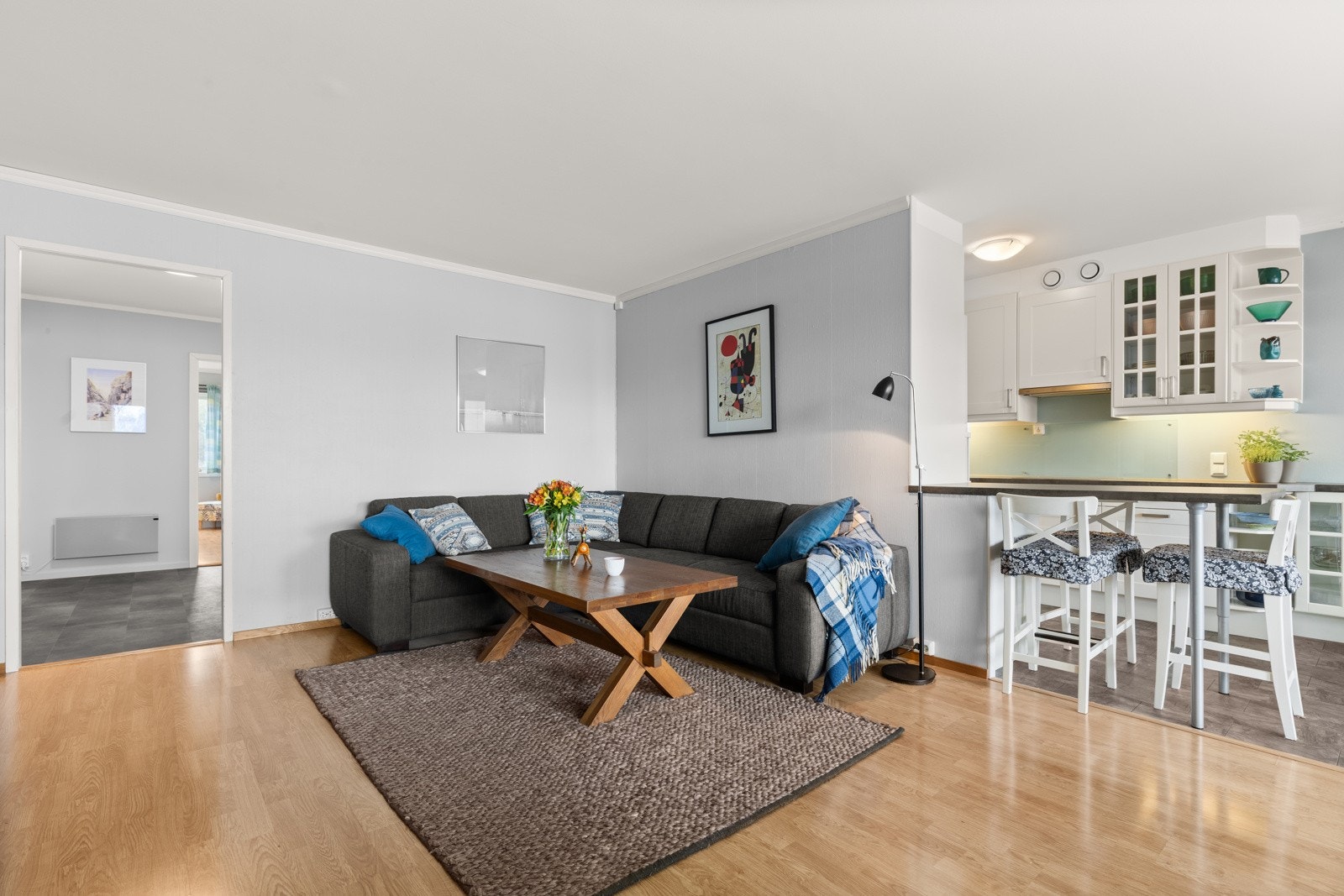 Lys og romslig stue med god plass til sofasalong, spisestue og øvrig stuemøblement. Galleribilde