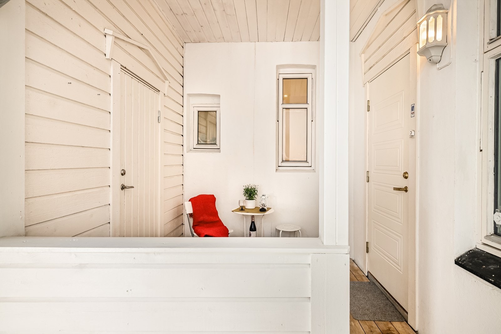 Det er kun én leilighet pr. etasje, og det er kun én leilighet over denne. Hyggelig tilkomst og inngangsparti, privat for leiligheten. Galleribilde