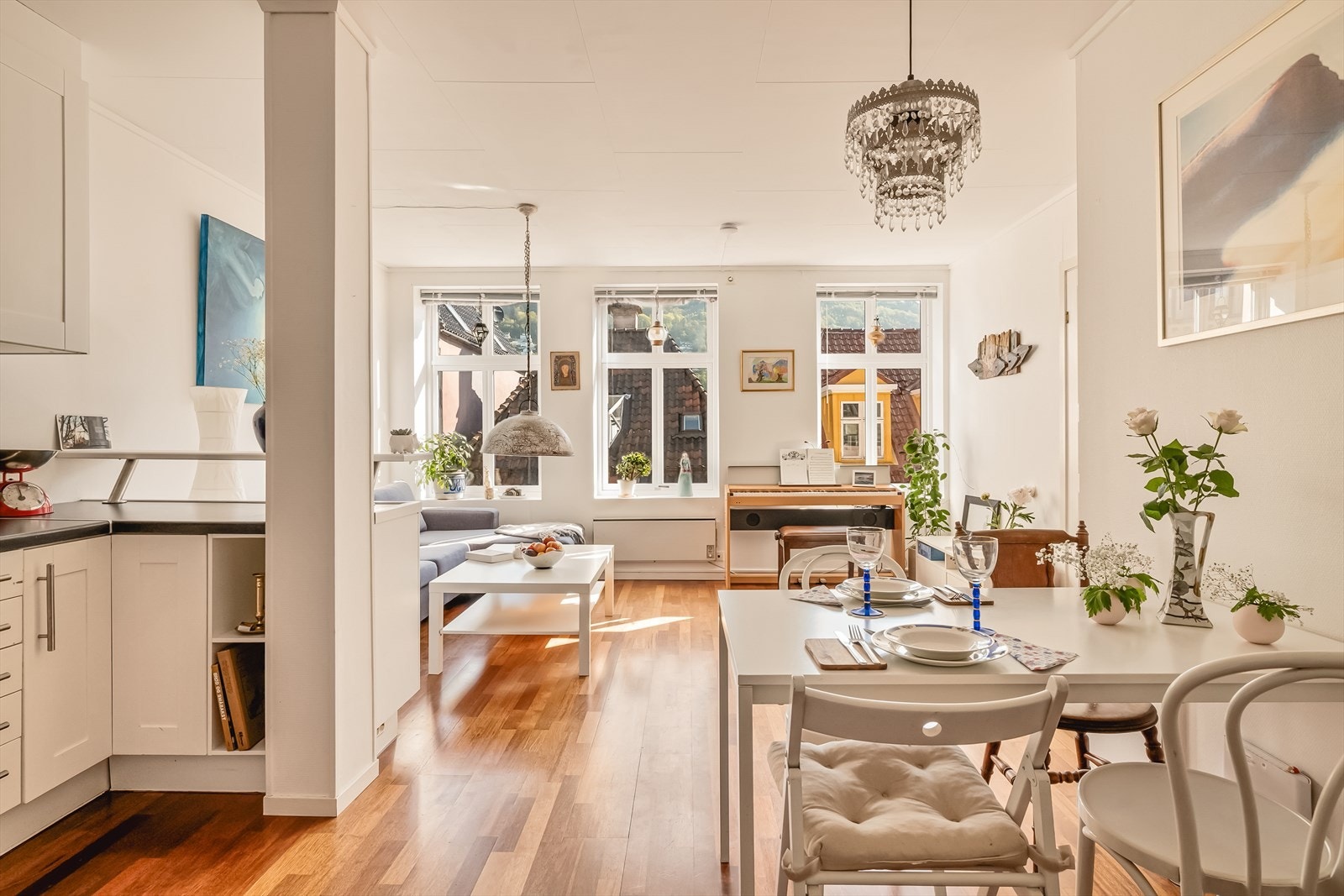 Stue/kjøkken er 27,3 m². Store flotte vinduer i enden, og praktisk utforming som gjør rommet lett å møblere. Galleribilde