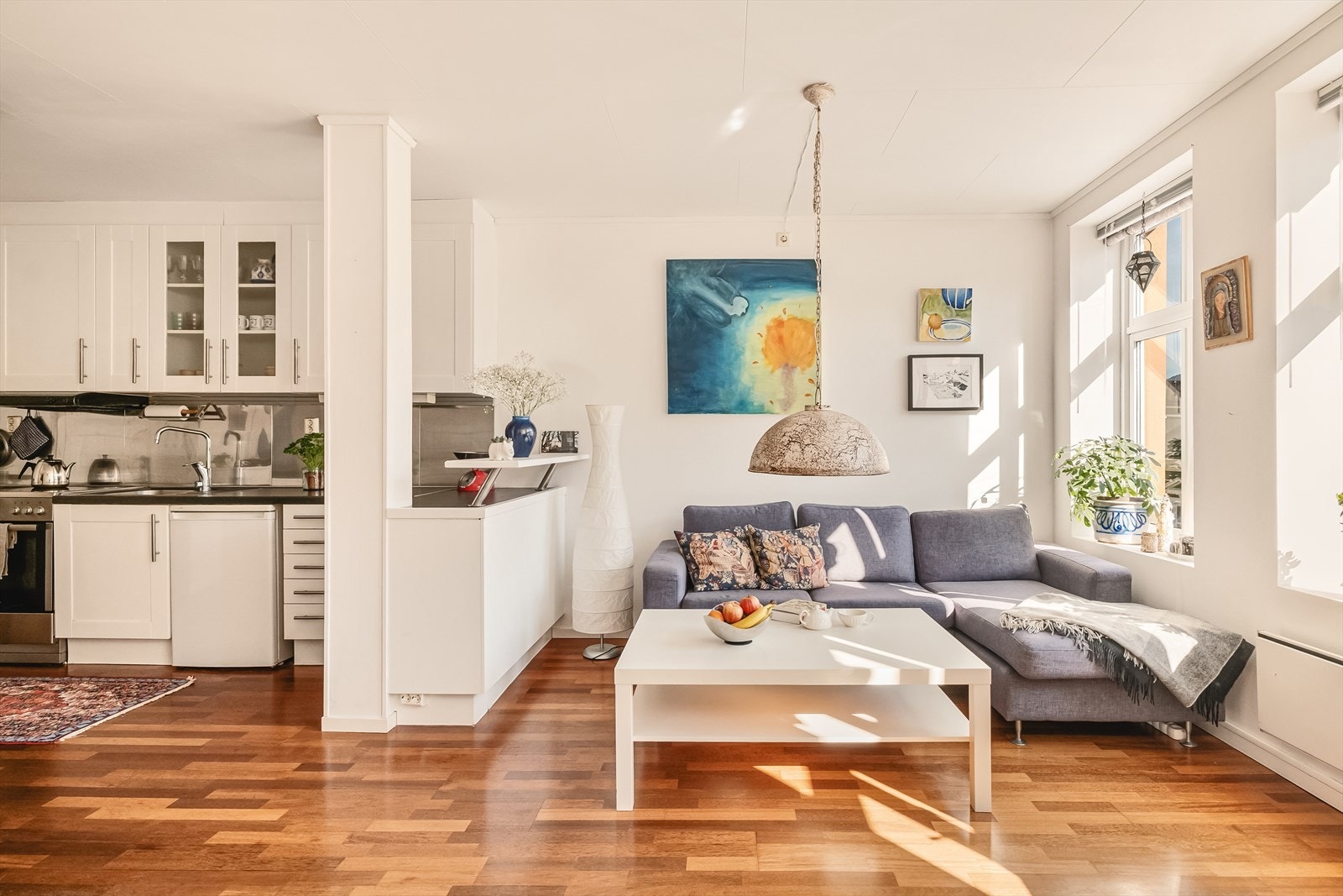 Rommet har helt ypperlig utforming, som gir naturlige soner for sofagruppe og spisebord. Galleribilde