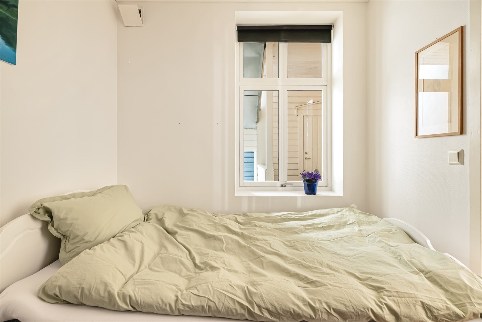 Svalt og skjermet vendt mot eget inngangsparti på byggets bakside. Galleribilde