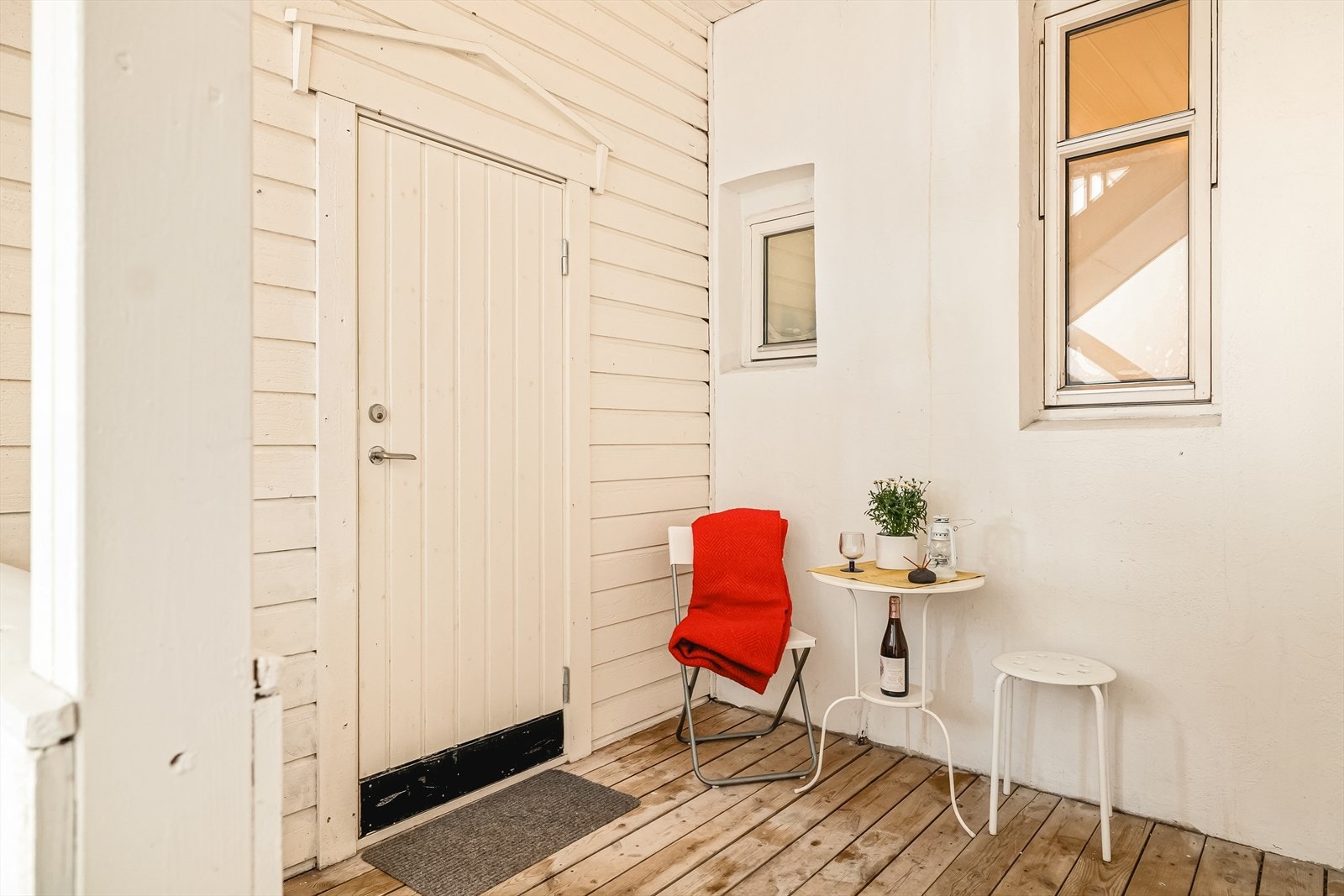 Hovedinngang nede tar deg til baktrapp opp til leiligheten. Egen uteplass, og bod (på bildet) rett ved inngangsdør vis-a-vis. Galleribilde