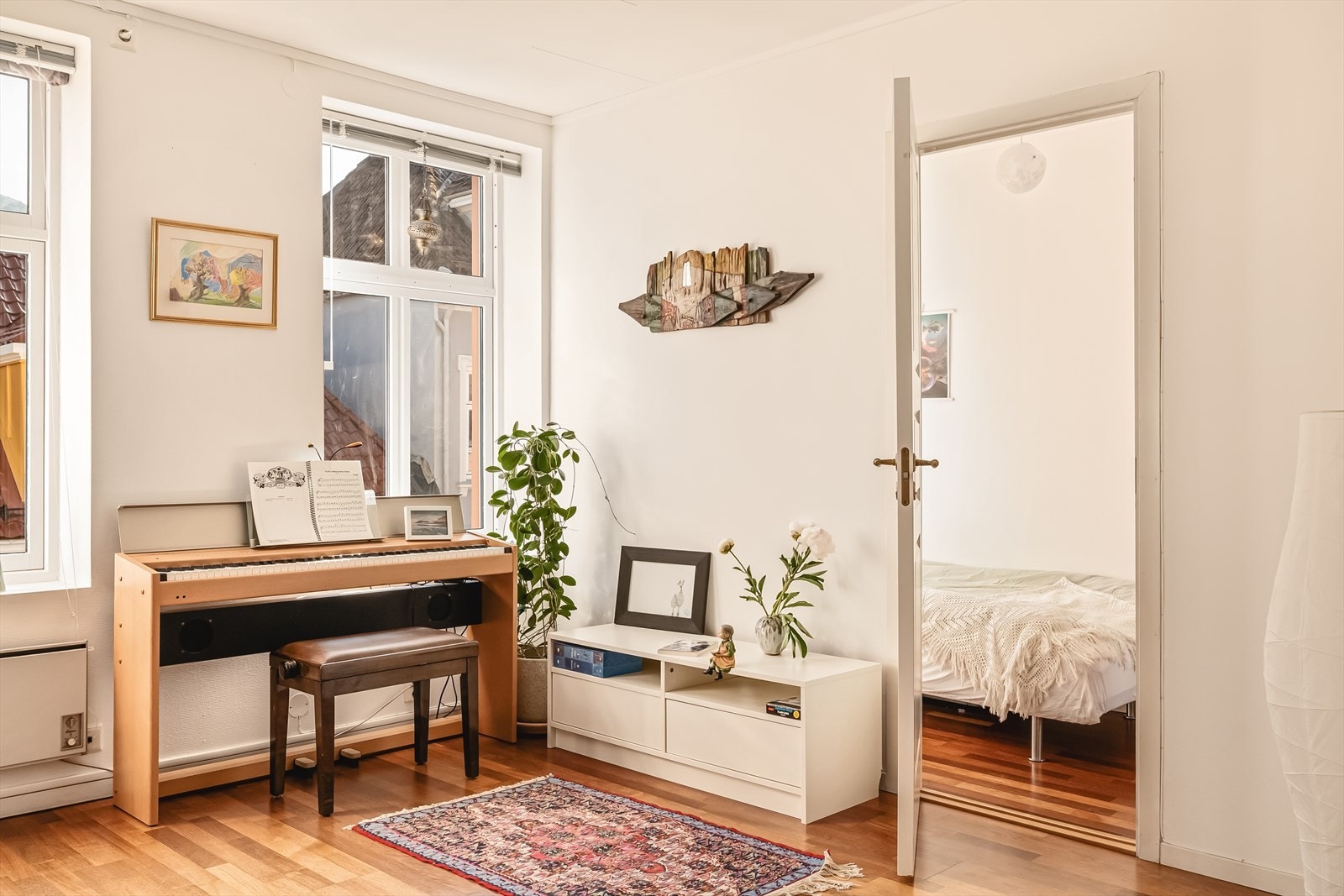 De to soverommene har tilkomst fra stue. Det minste vender mot front (på bildet). Galleribilde