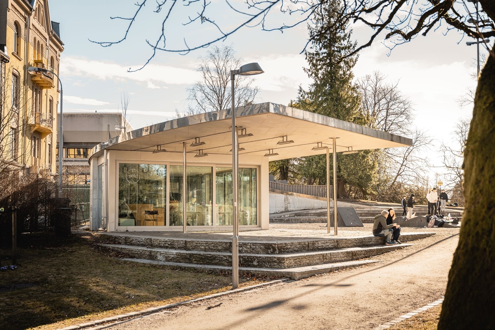 Rett opp på haugen er det tursti, parkområder, café og lekeplass. Denne stien tar deg også til studiesteder og løperunde ved Lungegårdsvannet. Galleribilde