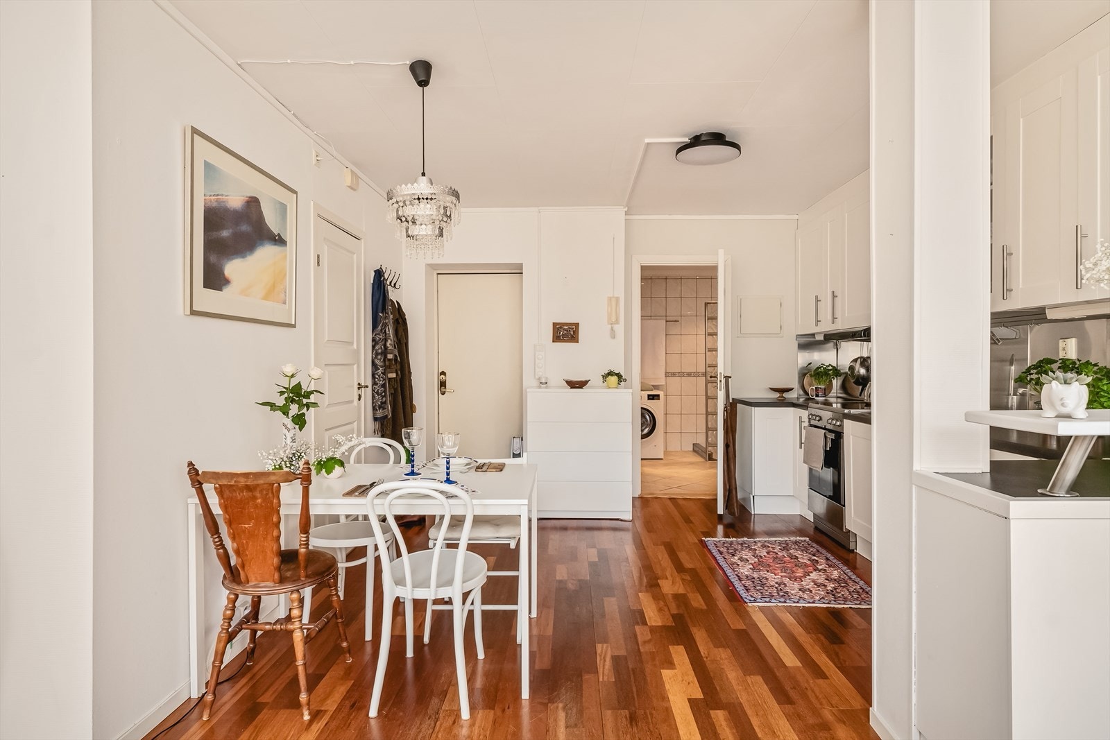 Rommet er luftig, og rommer fint et trivelig spisebord ved kjøkkeninnredningen. Galleribilde