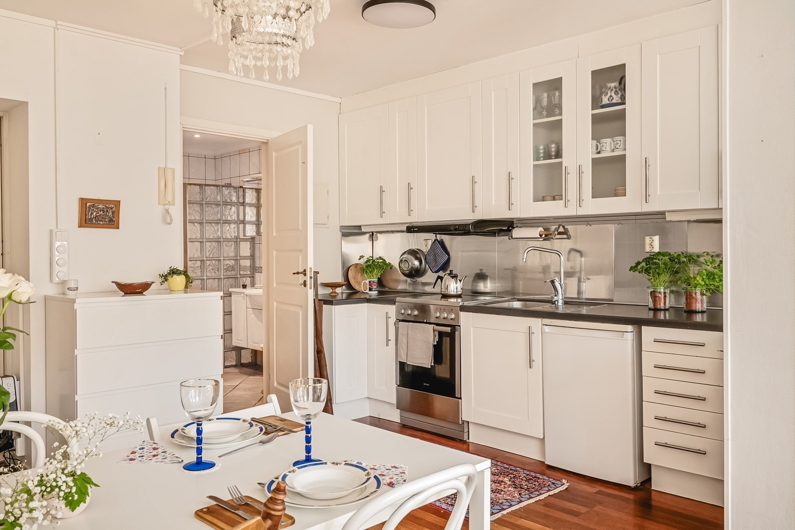 Det medfølger komfyr, kjøleskap og benkoppvaskmaskin (om ønskelig). Mulig å sette kjøleskap der kommode står, og ha oppvaskmaskin der kjøleskap står. Galleribilde