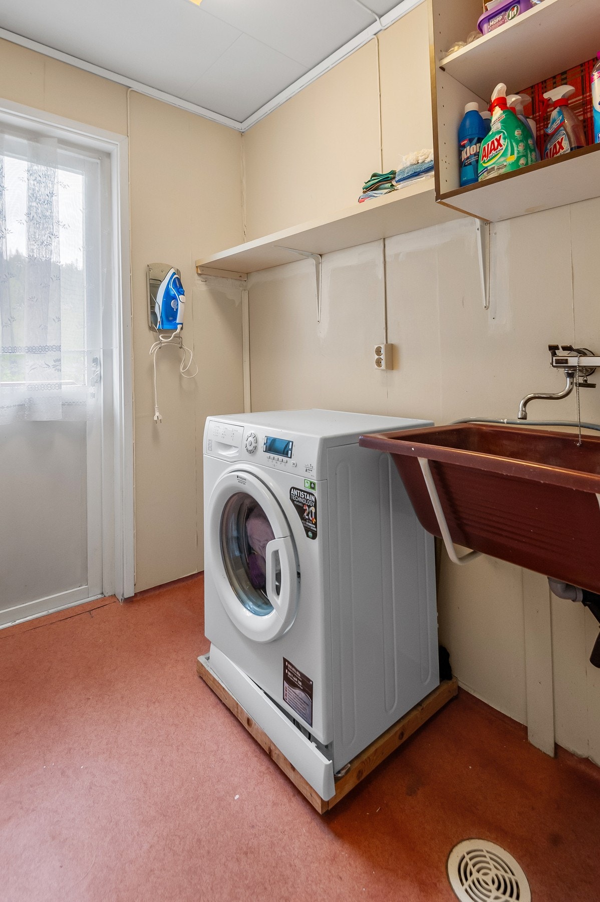 Vaskerom utstyrt med skyllekum, opplegg for vaskemaskin og naturlig avtrekk. Galleribilde