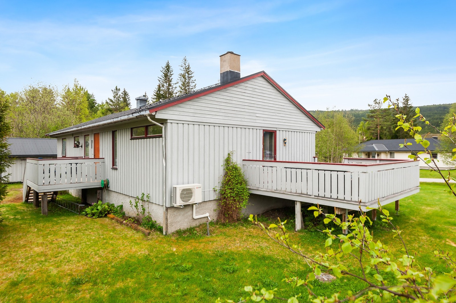 Utvendig er det opparbeidet plenarealer. Galleribilde