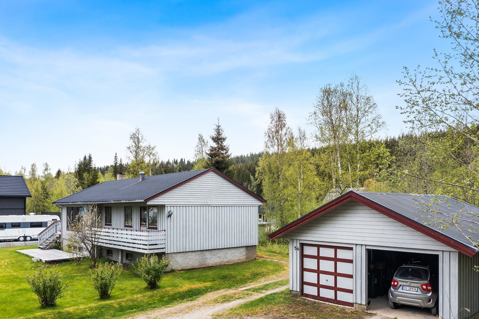 Boligen ble oppført i 1983 og har et bruksareal på 190m². Galleribilde