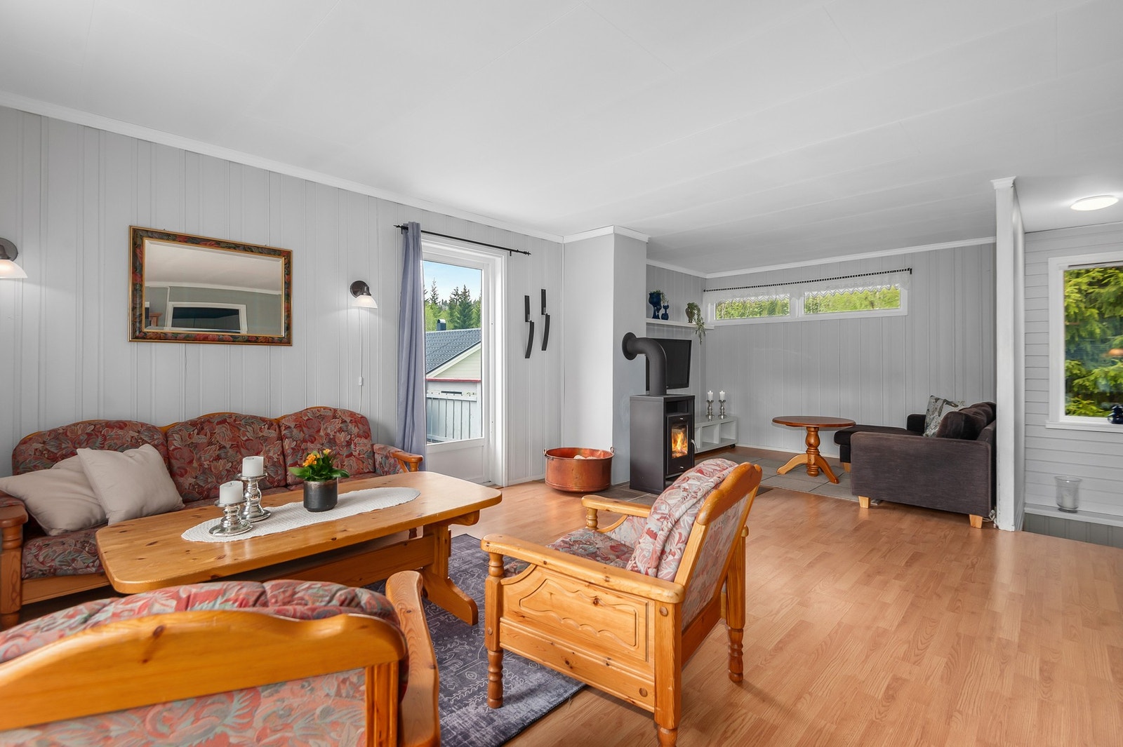 Her er det både varmepumpe og vedovn som oppvarming. Galleribilde