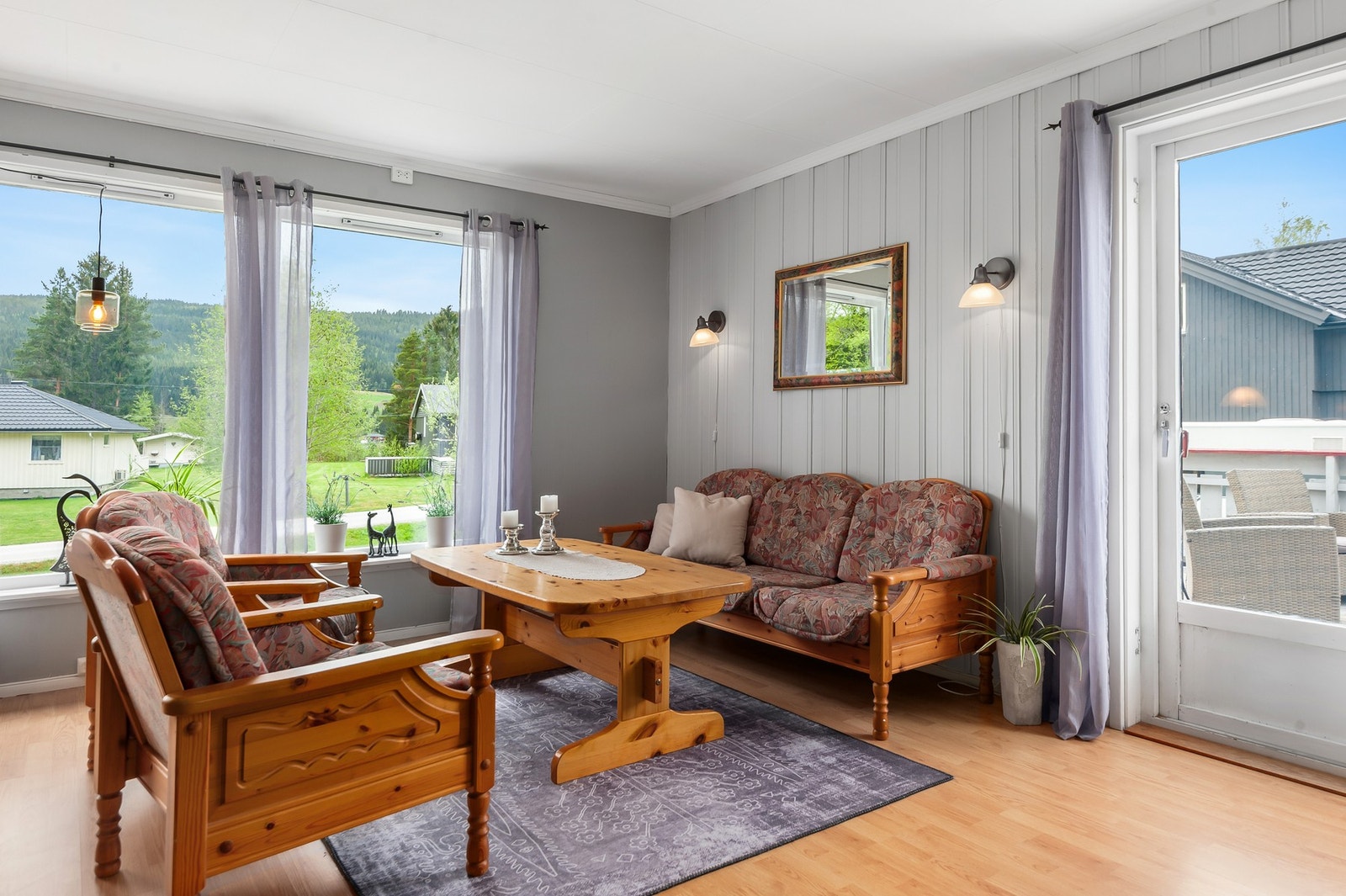 Stuen gir rom for flere møbleringsmuligheter. Galleribilde