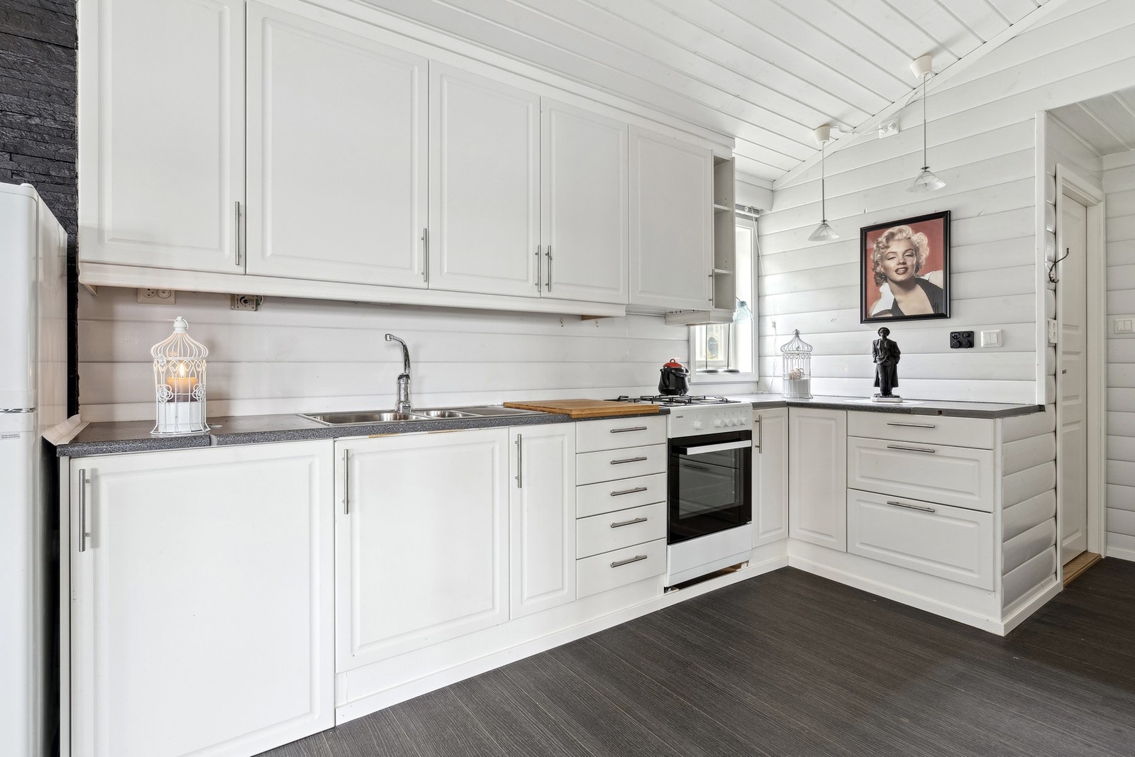 Kjøkken har rikelig med oppbevaringsplass i dens mange skuffer og skap. Galleribilde