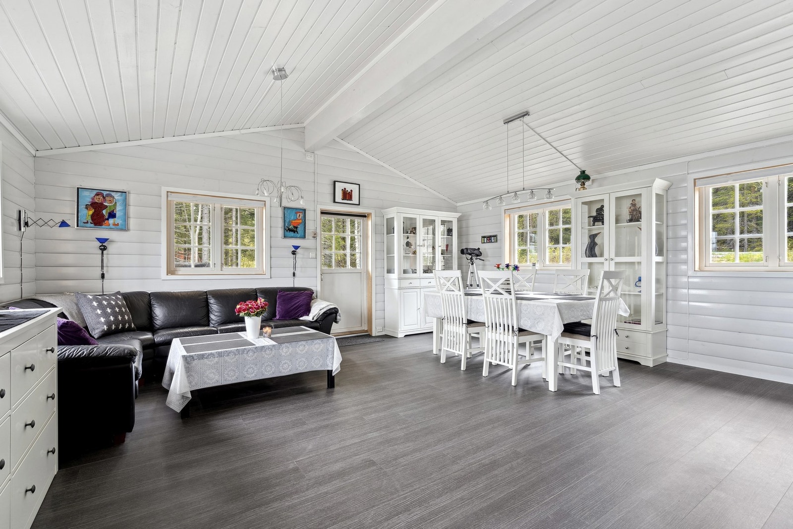 Fra stuen har du utgang til terrassen og uteområdet. Galleribilde