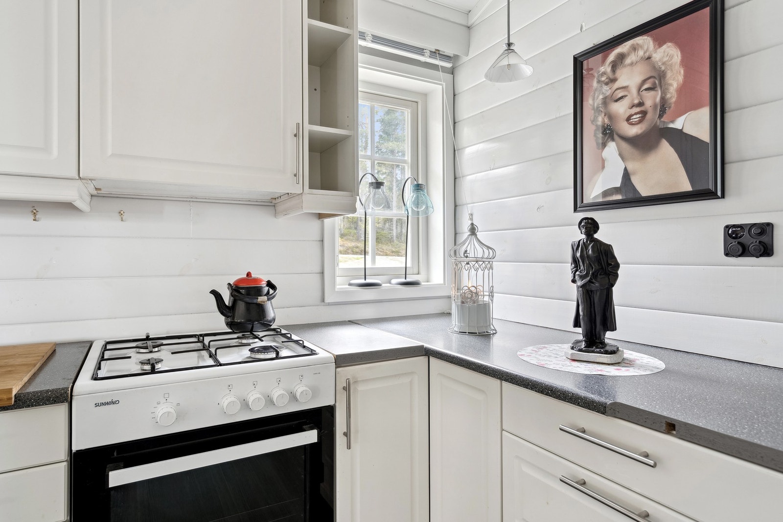 Kjøkken er innredet med gasskomfyr og gass kjøleskap. Galleribilde