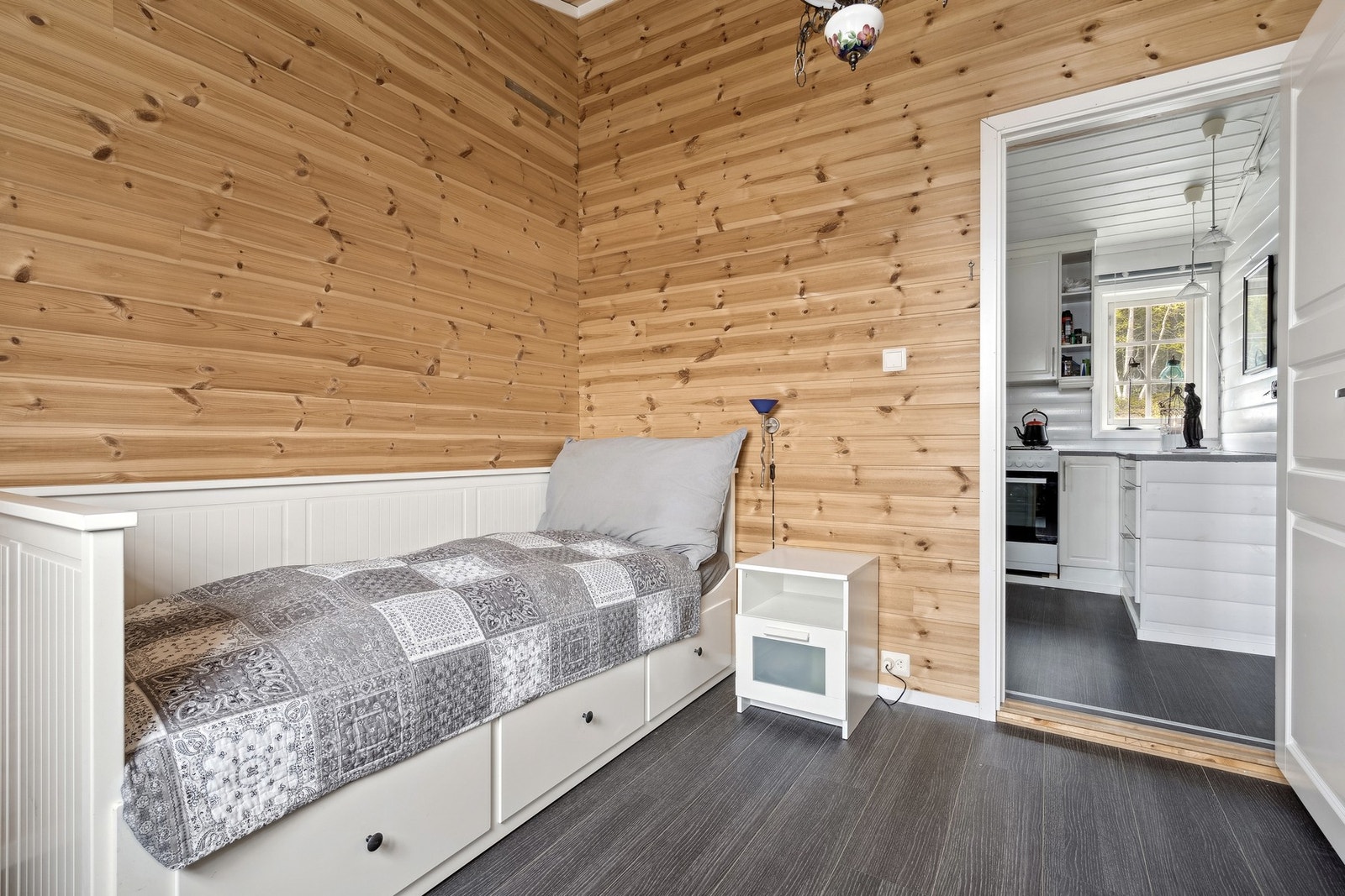 Soverom på 7,5 kvm med inngang fra kjøkken. Galleribilde