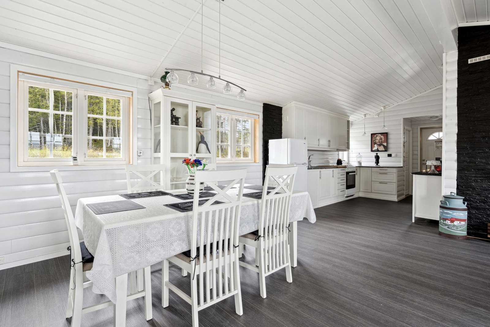 Mellom stue/kjøkken er den god plass til å ha en spisestue seksjon. Galleribilde