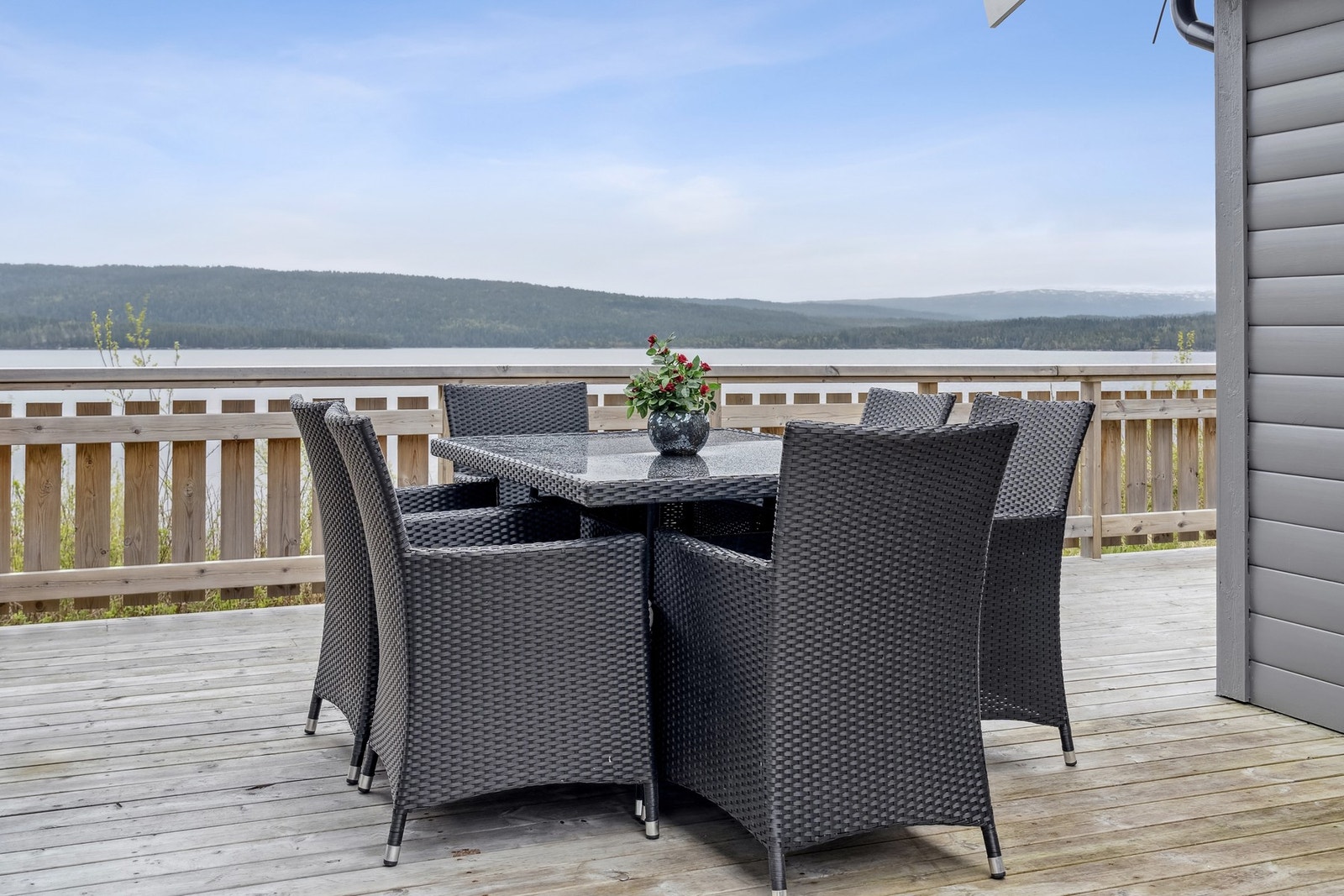 På terrassen har du mange muligheter for oppsett av utemøbler for å nyte den fantastiske utsikten. Galleribilde