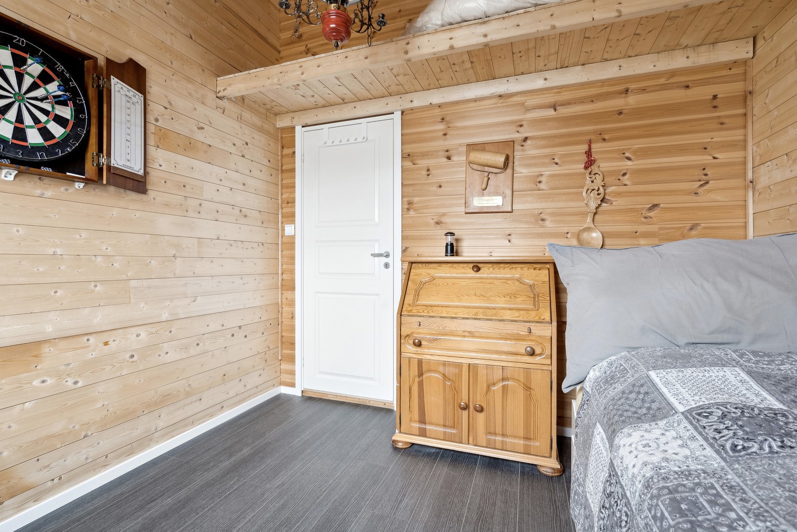 Soverommet har en liten hems for oppbevaring. Galleribilde