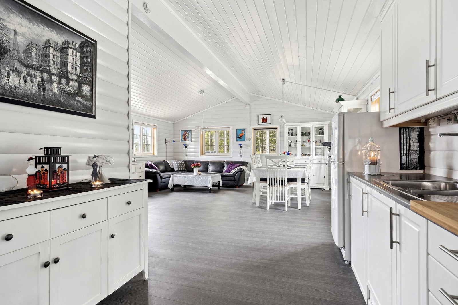 Det er lagt laminat på gulv og malt panel på vegger. Galleribilde