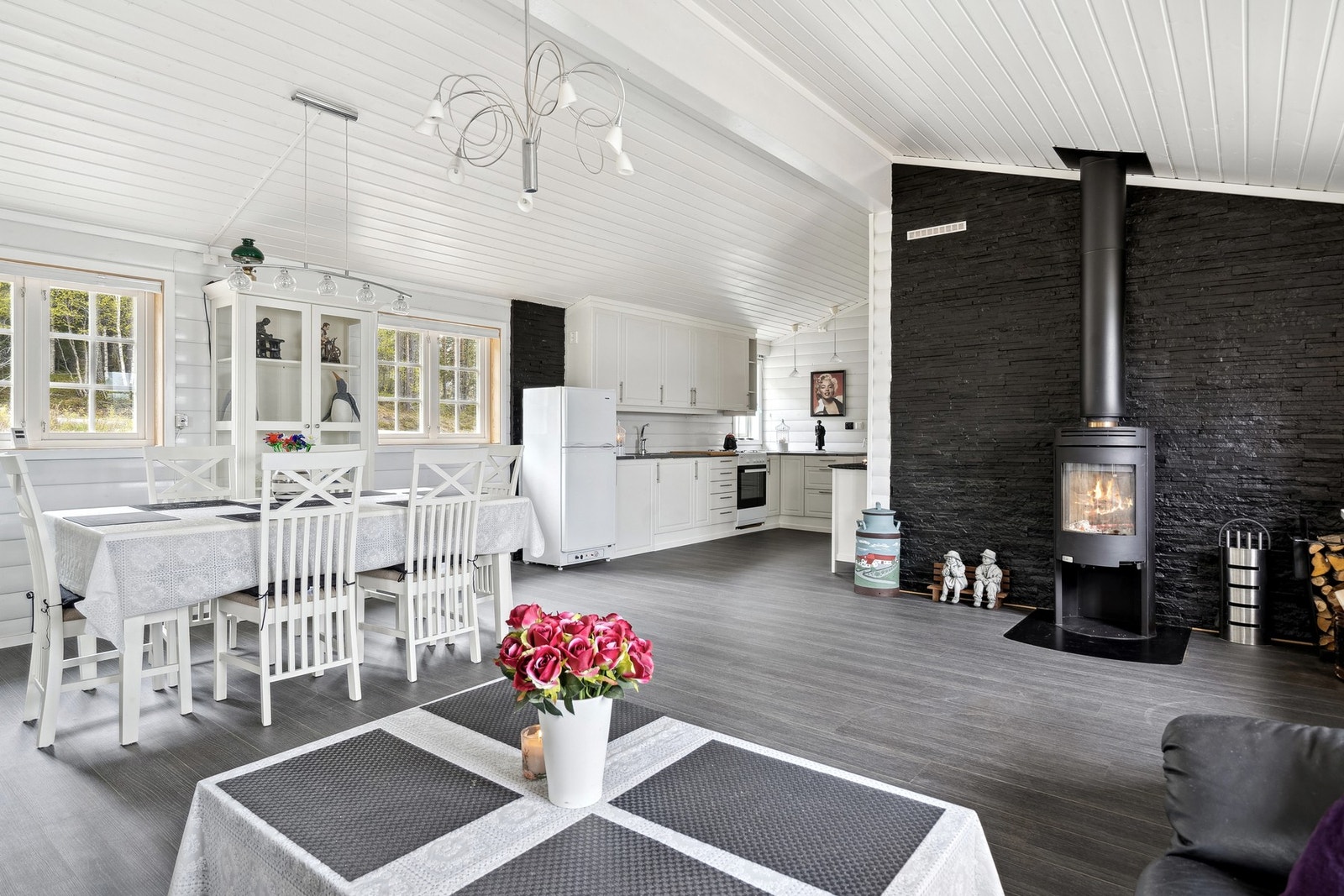 Rommet har med sine mange vinduer rikelig med naturlig lysinnslipp. Galleribilde