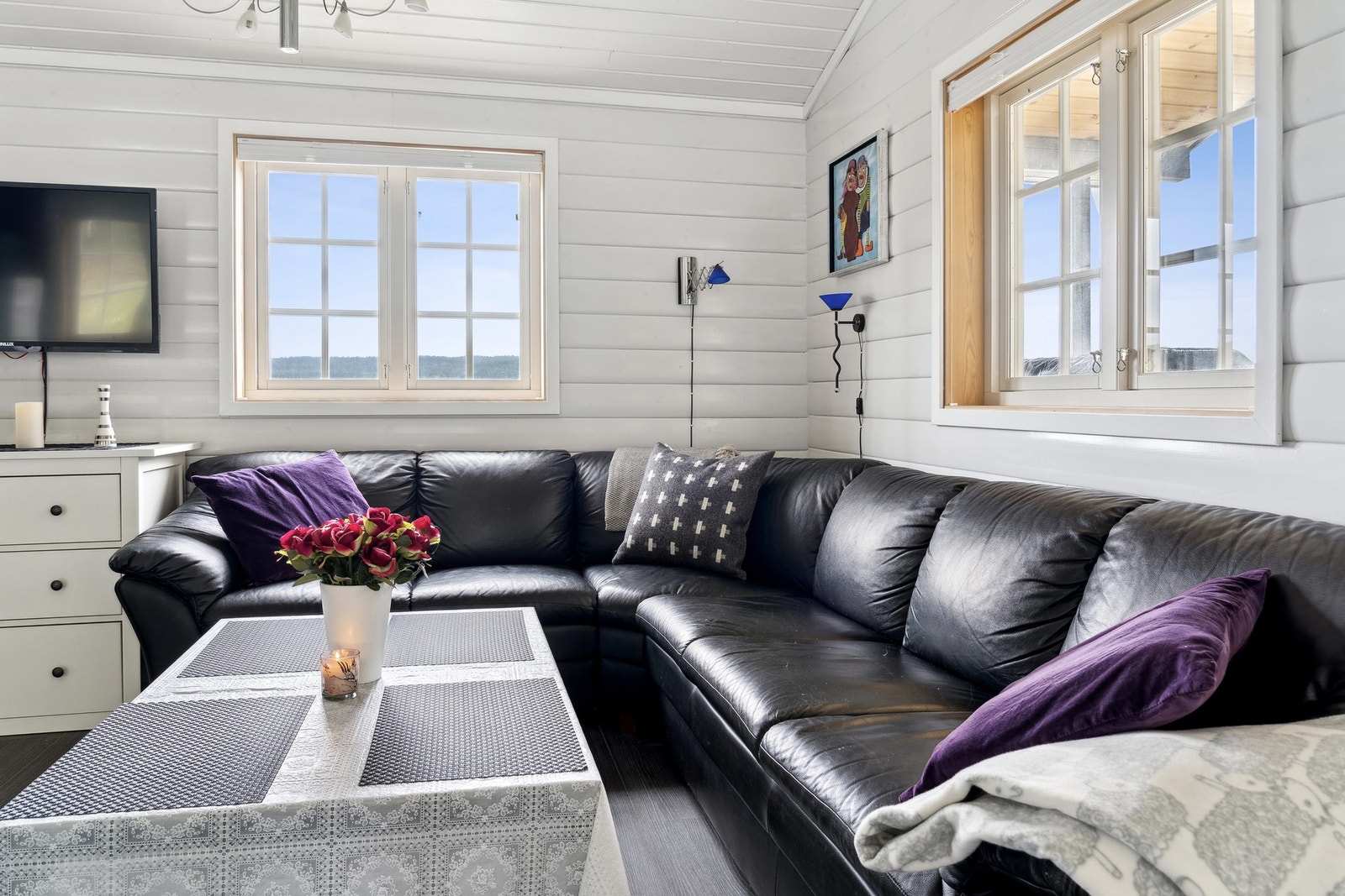 Stuen har fantastisk utsikt ut mot de naturskjønne omgivelsene. Galleribilde