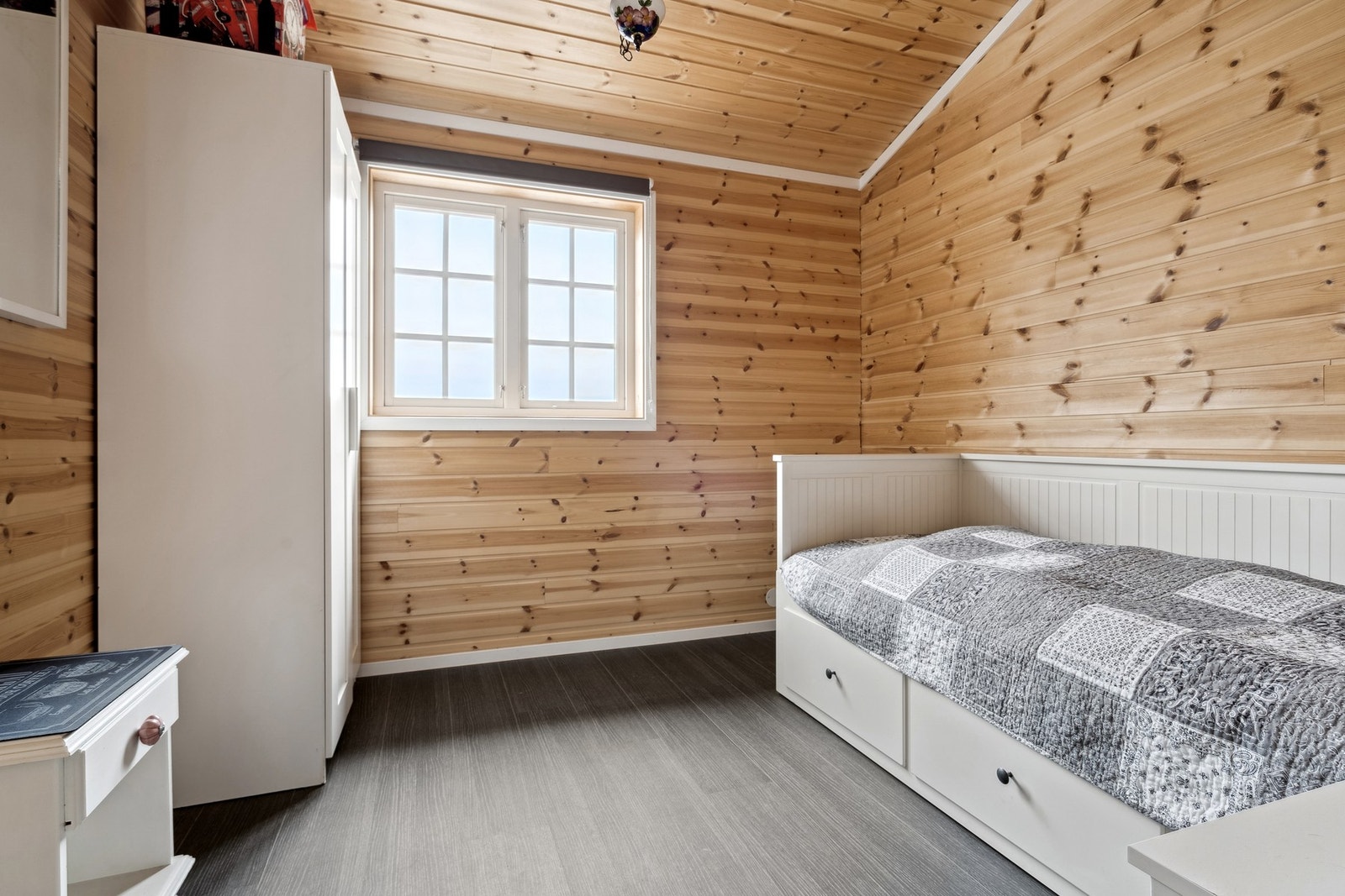 Soverom er innredet med skap for oppbevaring. Galleribilde