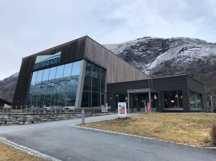 Eigedommen ligg med gangavstand både til Lustrabadet... Galleribilde