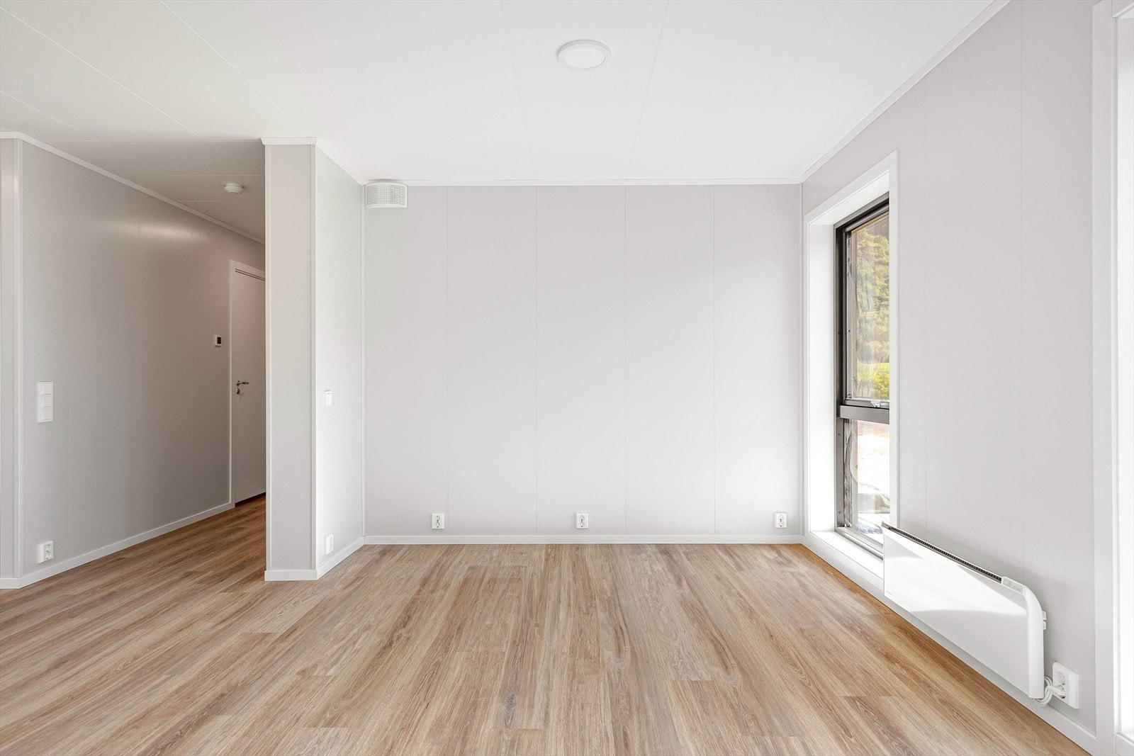 Stova er naturleg delt i to sosialsoner og har god plass til både spisebord og sofagruppe Galleribilde