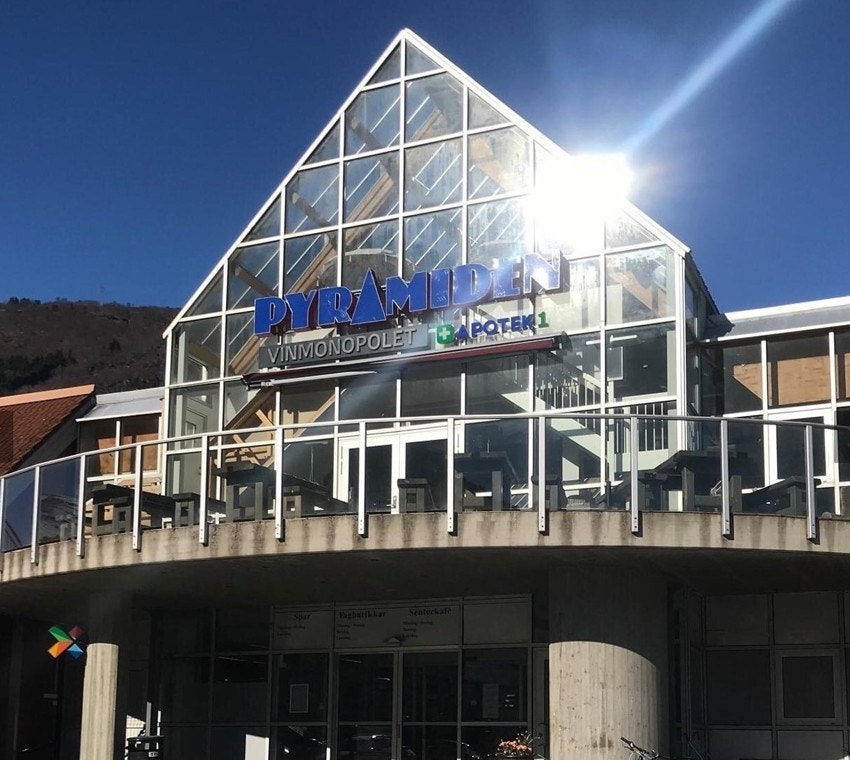 ... og Pyramiden med alle servicetilbod. Galleribilde