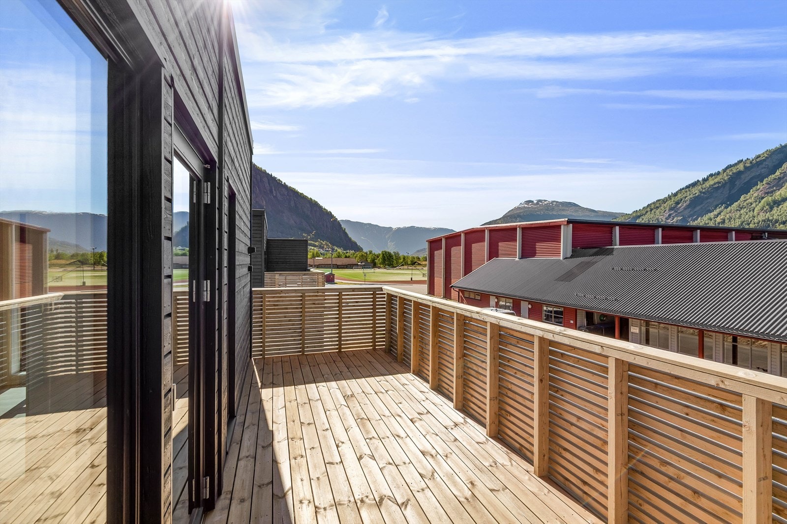 ... stor veranda med gode soltilhøve og utiskt over nærområdet. Galleribilde