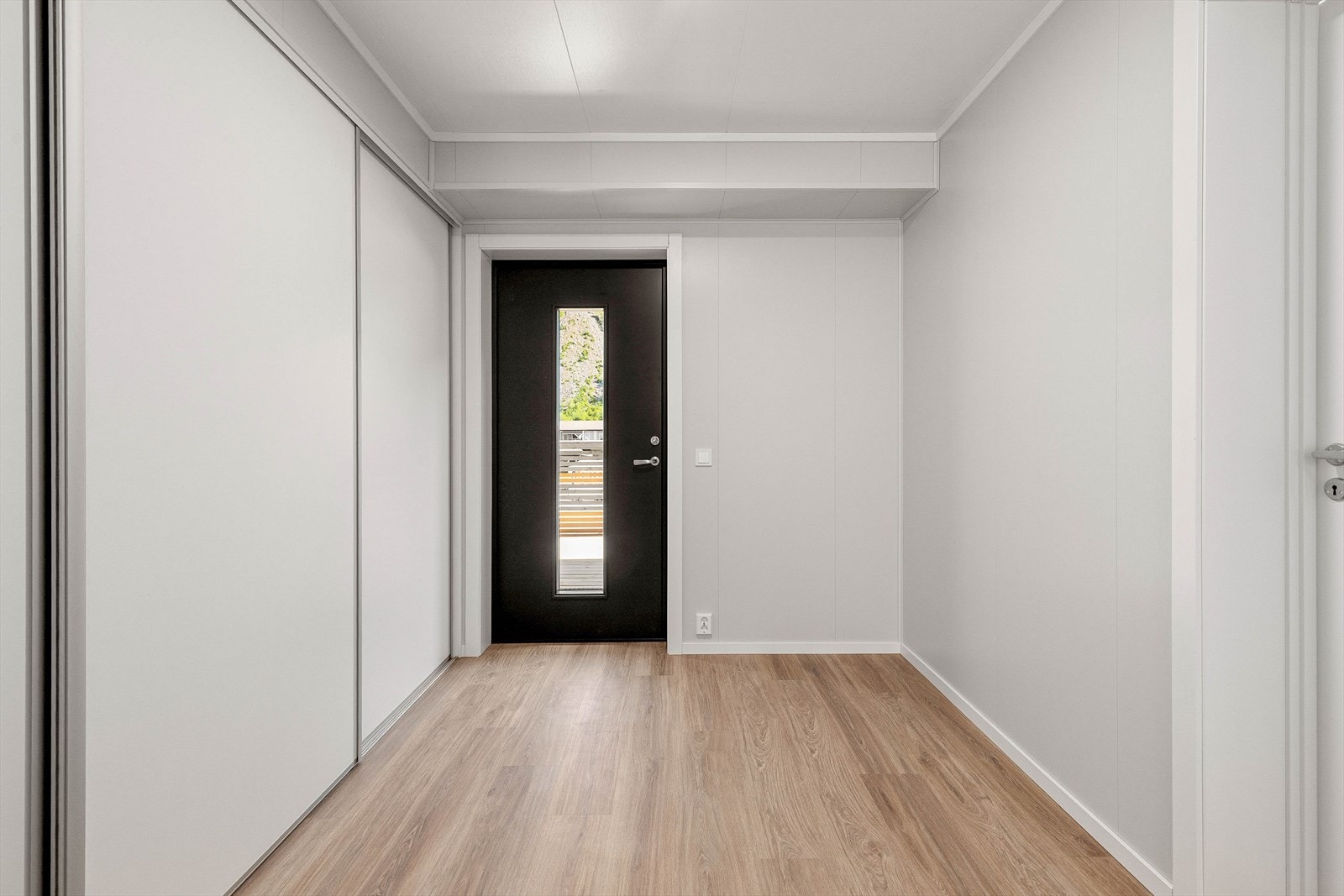 Stor entré med god oppbevaringsplass i skyvedørsgarderobe. Galleribilde