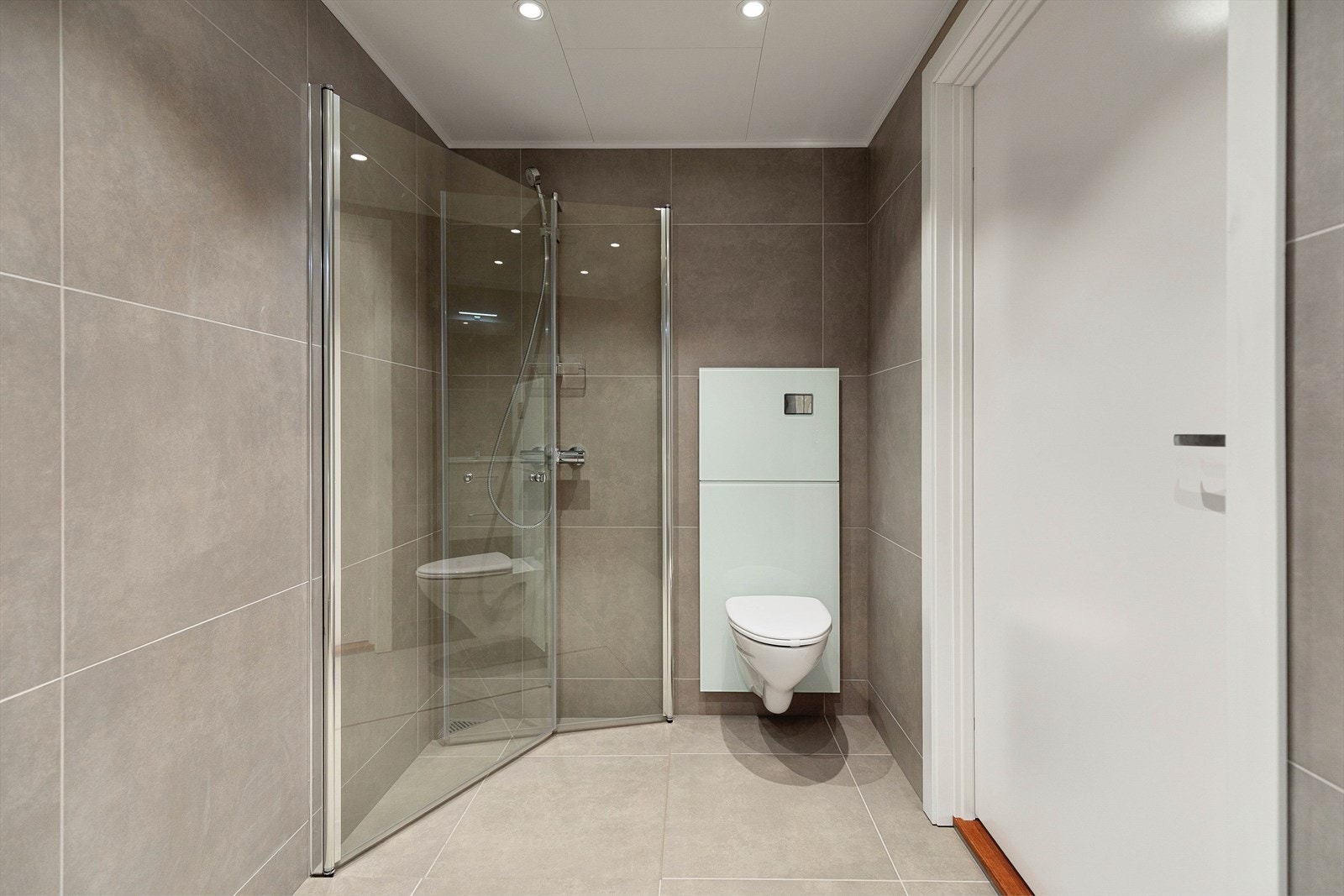 Heilflisa bad med varmekablar i golv. Spottar i tak. Galleribilde