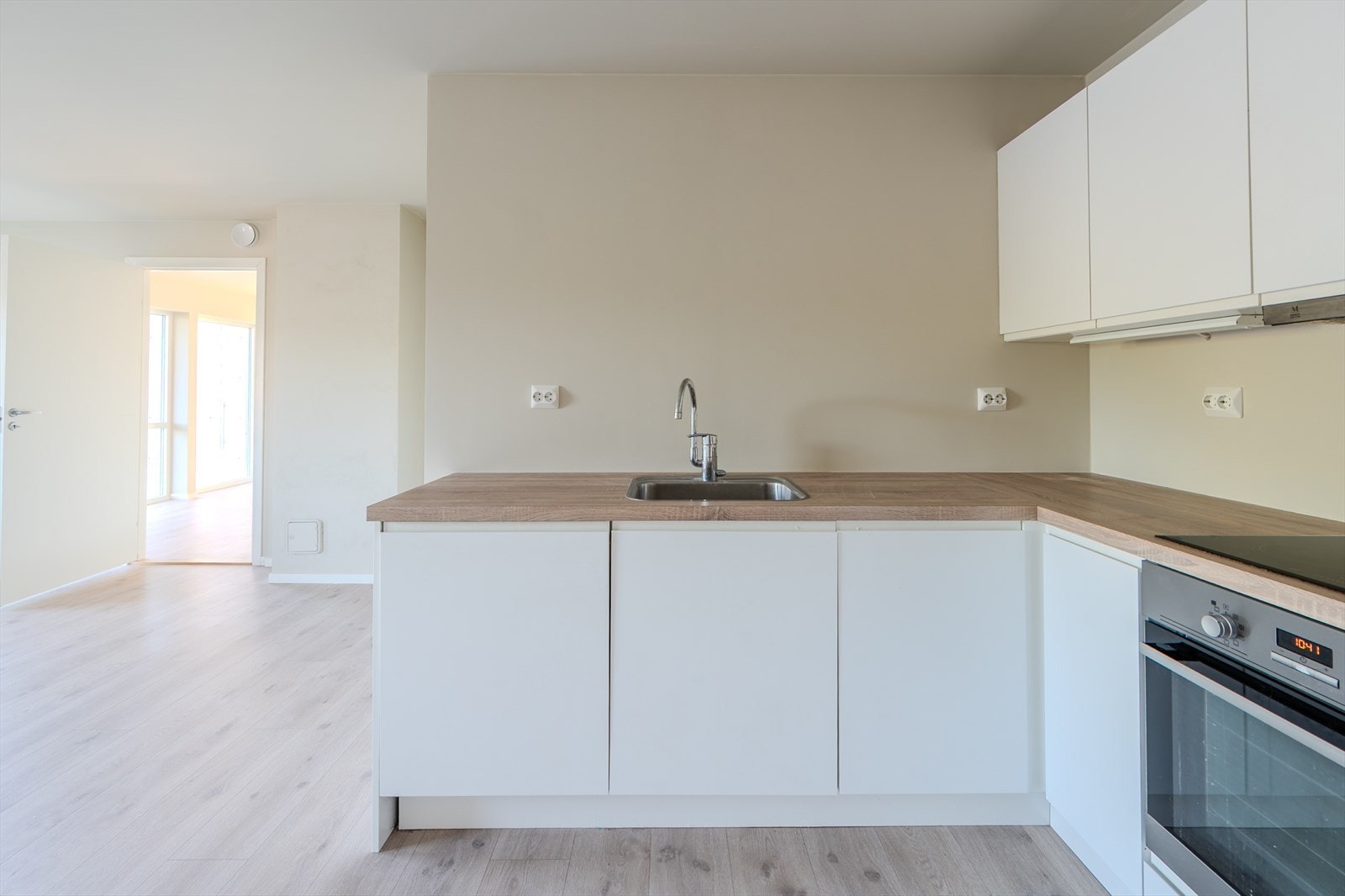 Pent laminatgulv og slette flater malt i duse, delikate farger Galleribilde