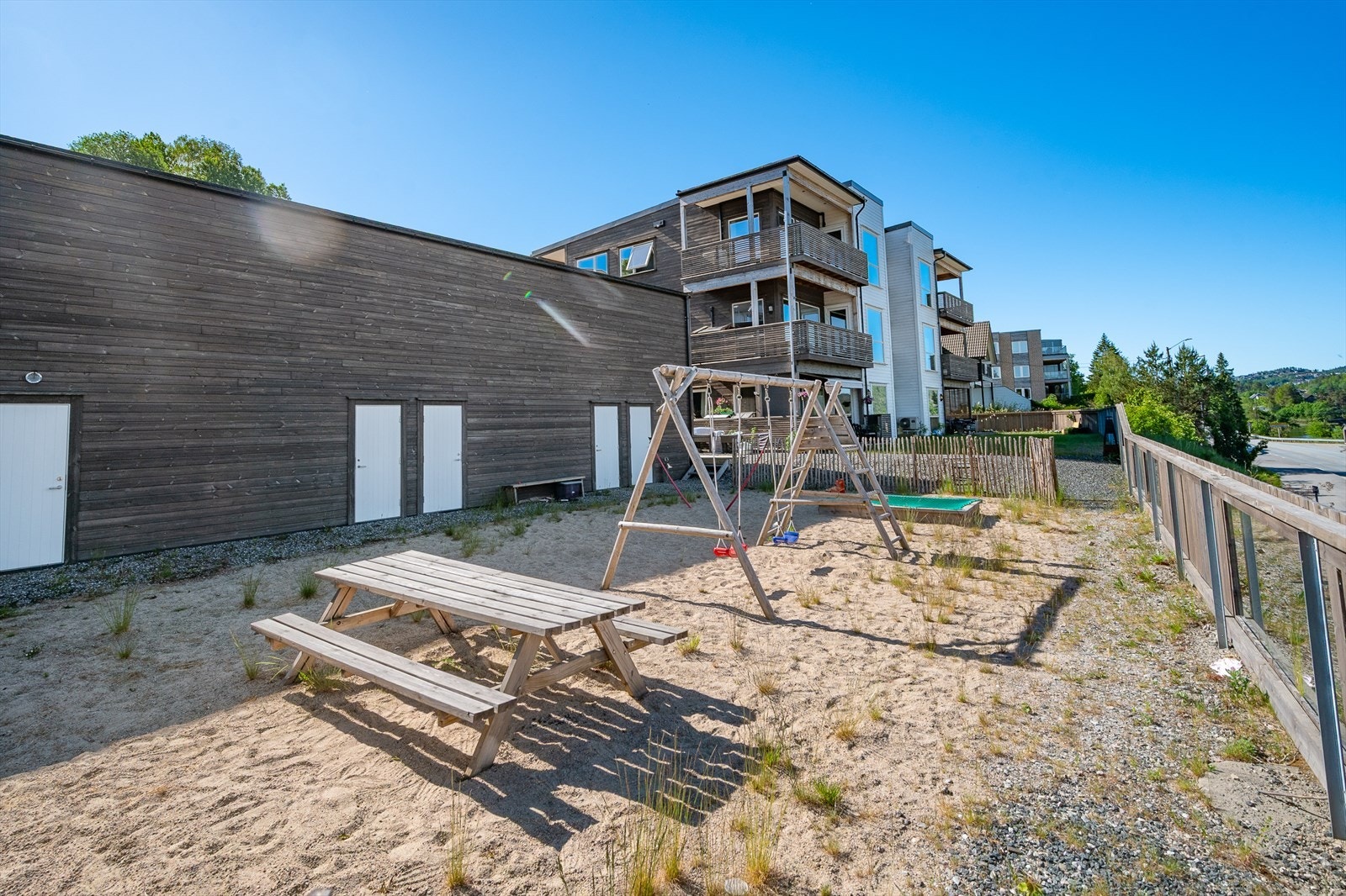 Familievennlig lekeplass på tomten Galleribilde