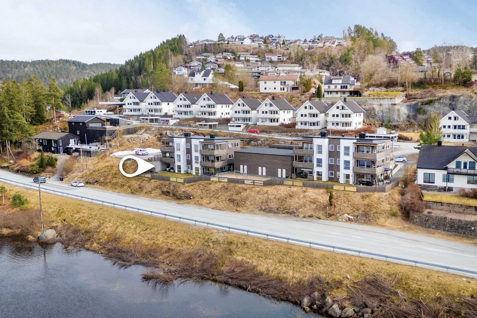 Attraktiv beliggenhet ved fjorden Galleribilde