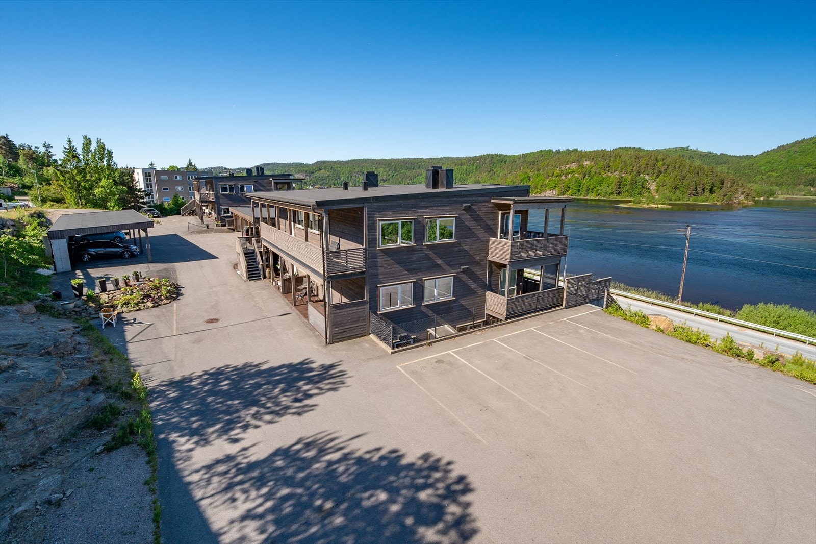 P-plass, samt egen carport med praktisk sportsbod Galleribilde