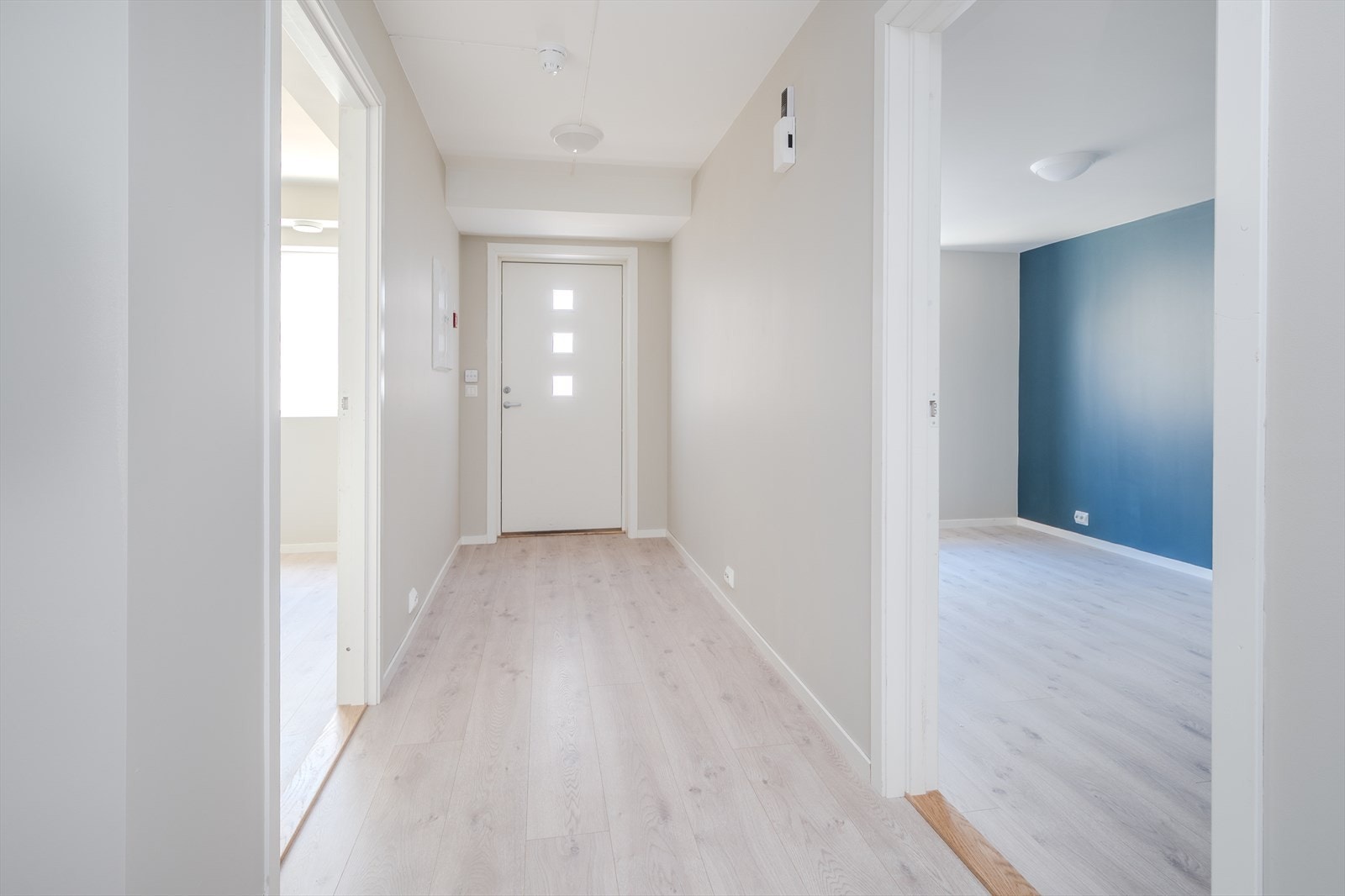 Entré med plass til tøyoppheng Galleribilde