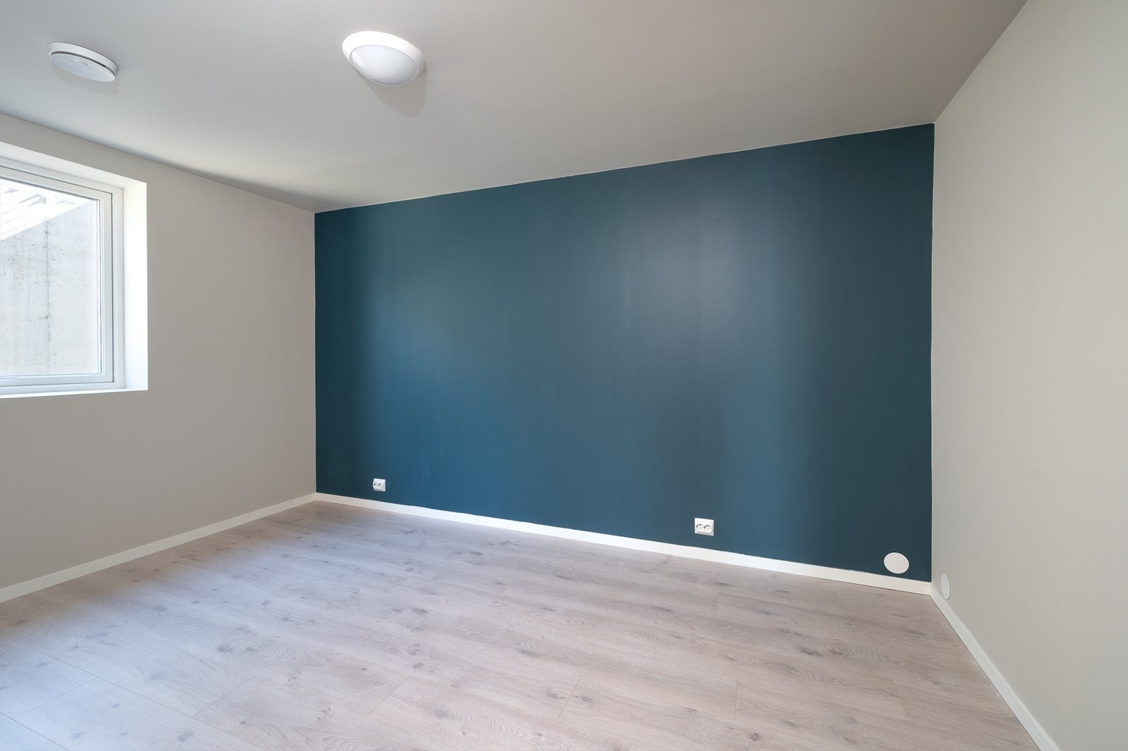 Soverom 2 - god størrelse med plass til dobbeltseng og garderobe Galleribilde